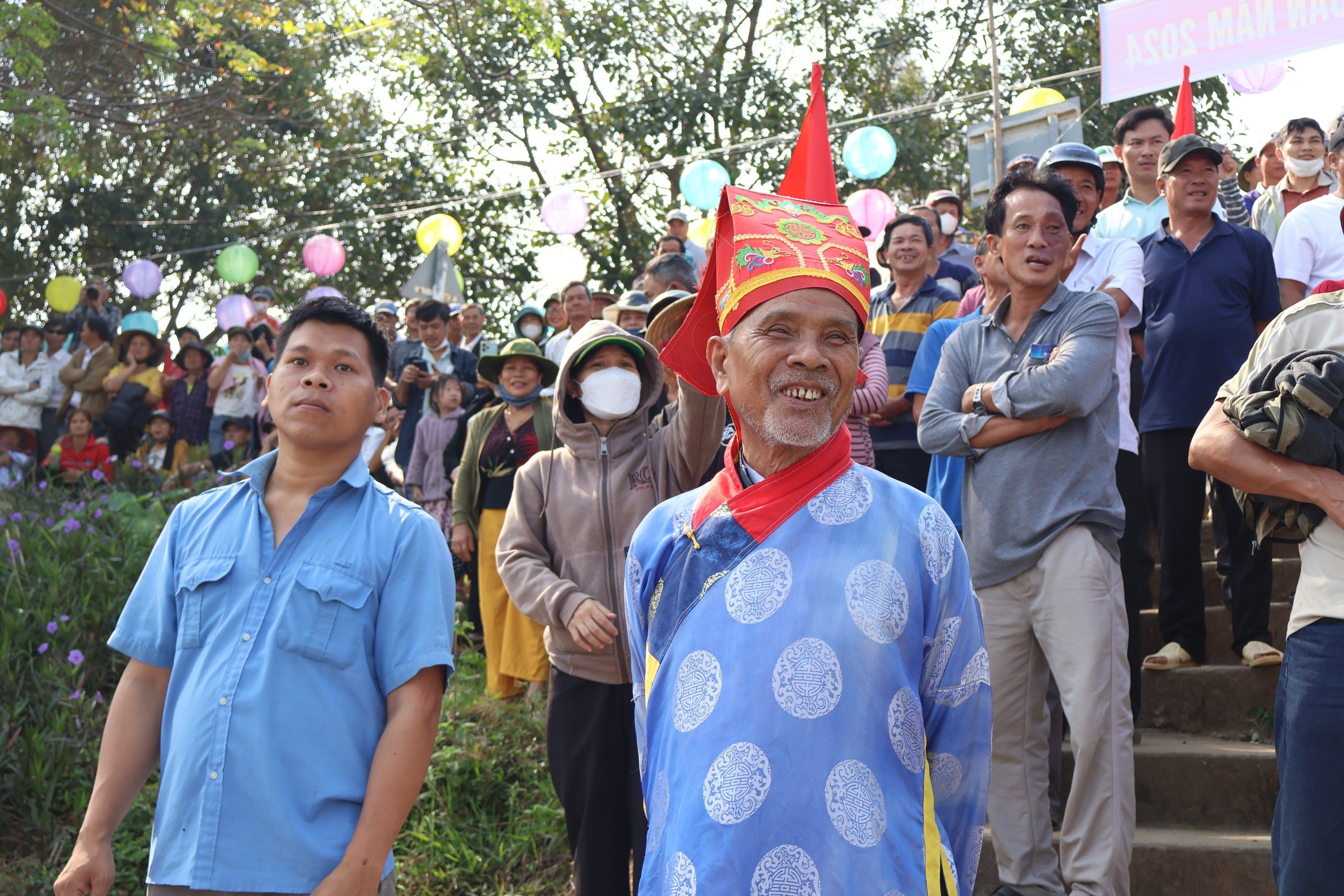 Người dân ùn ùn đi xem nấu mì Quảng, đua thuyền ở làng cổ 500 tuổi 