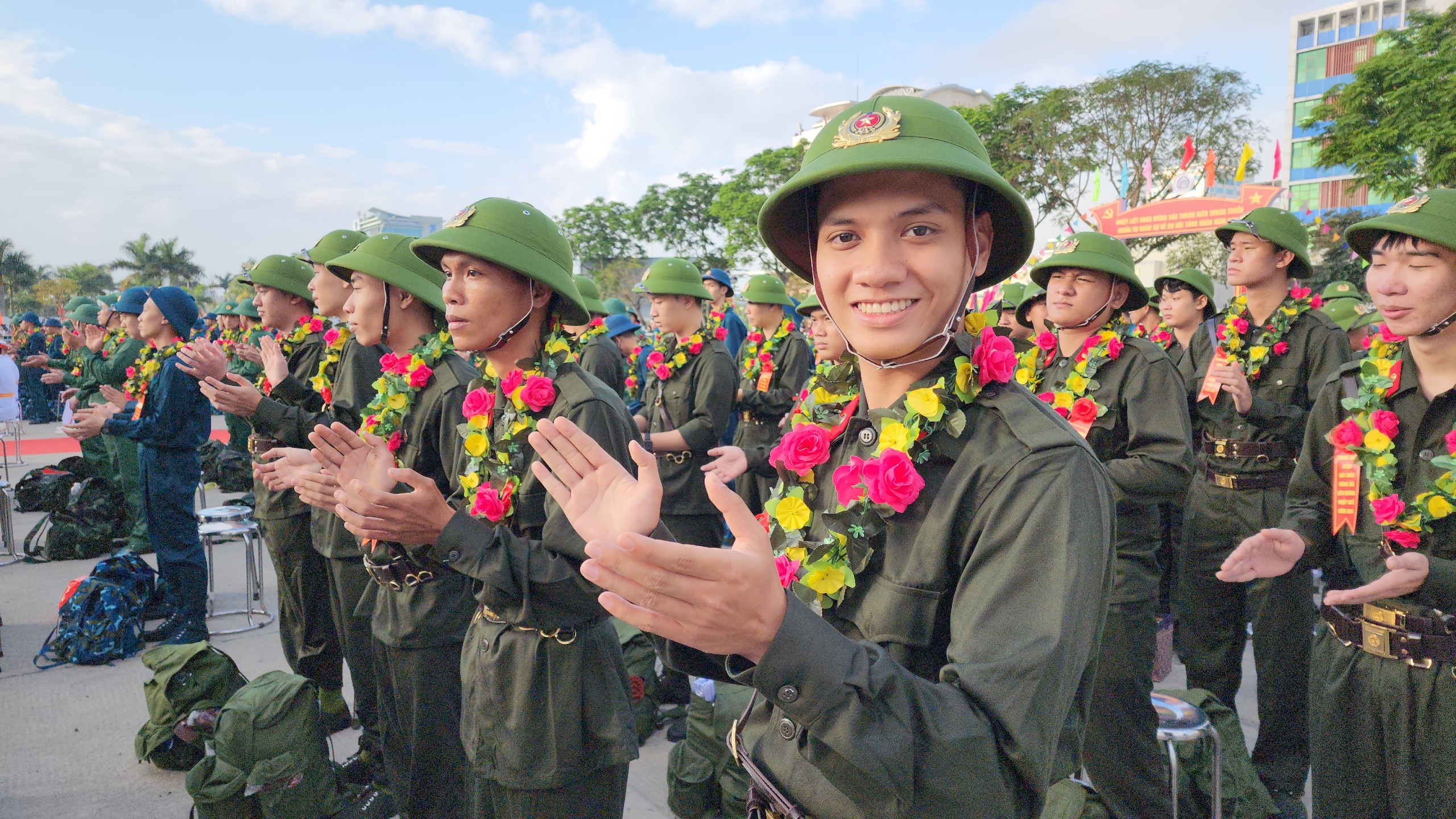 Thanh niên Đà Nẵng rạng rỡ ngày lên đường nhập ngũ