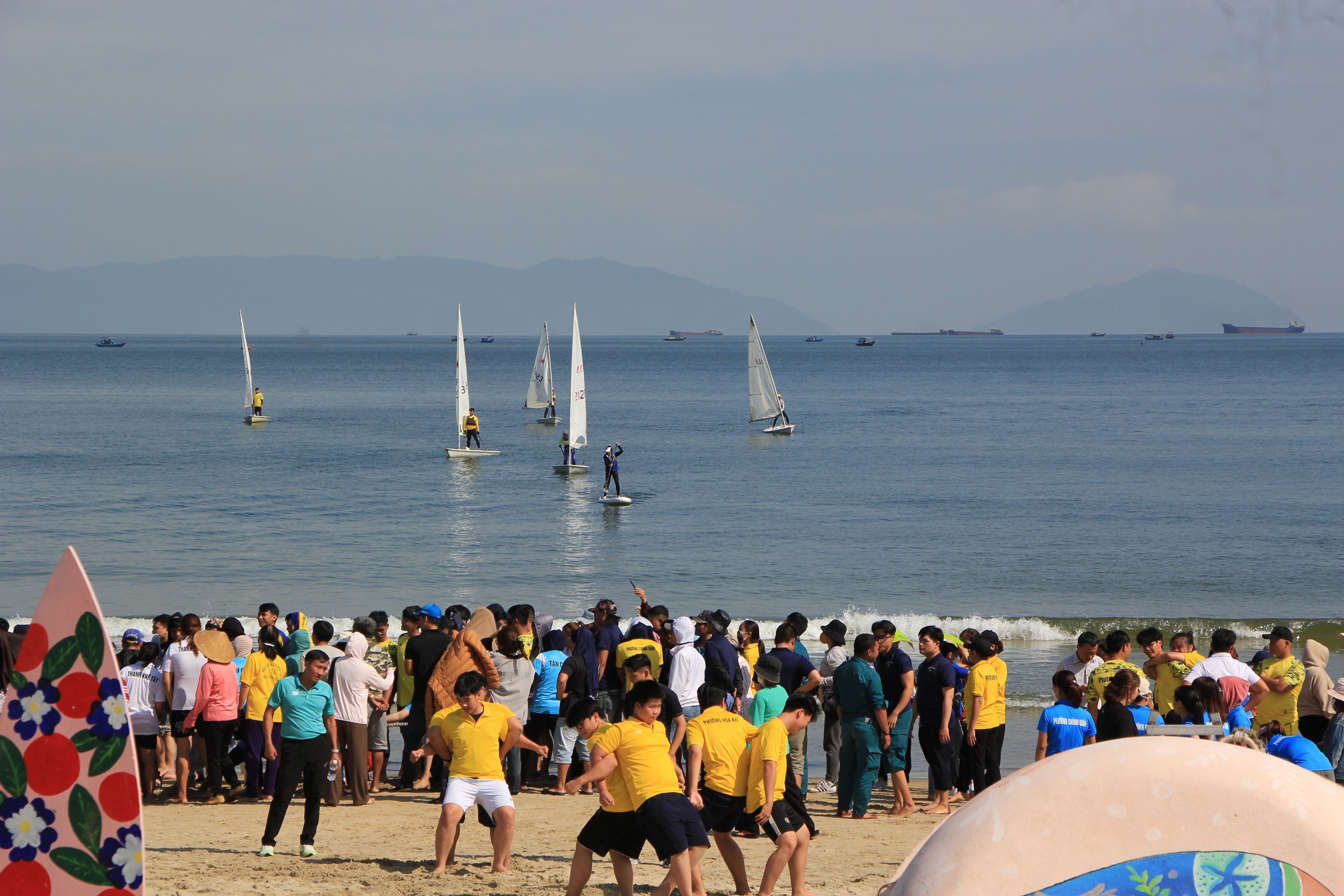 Người dân, du khách thích thú tham gia lễ hội Cầu ngư ở Đà Nẵng