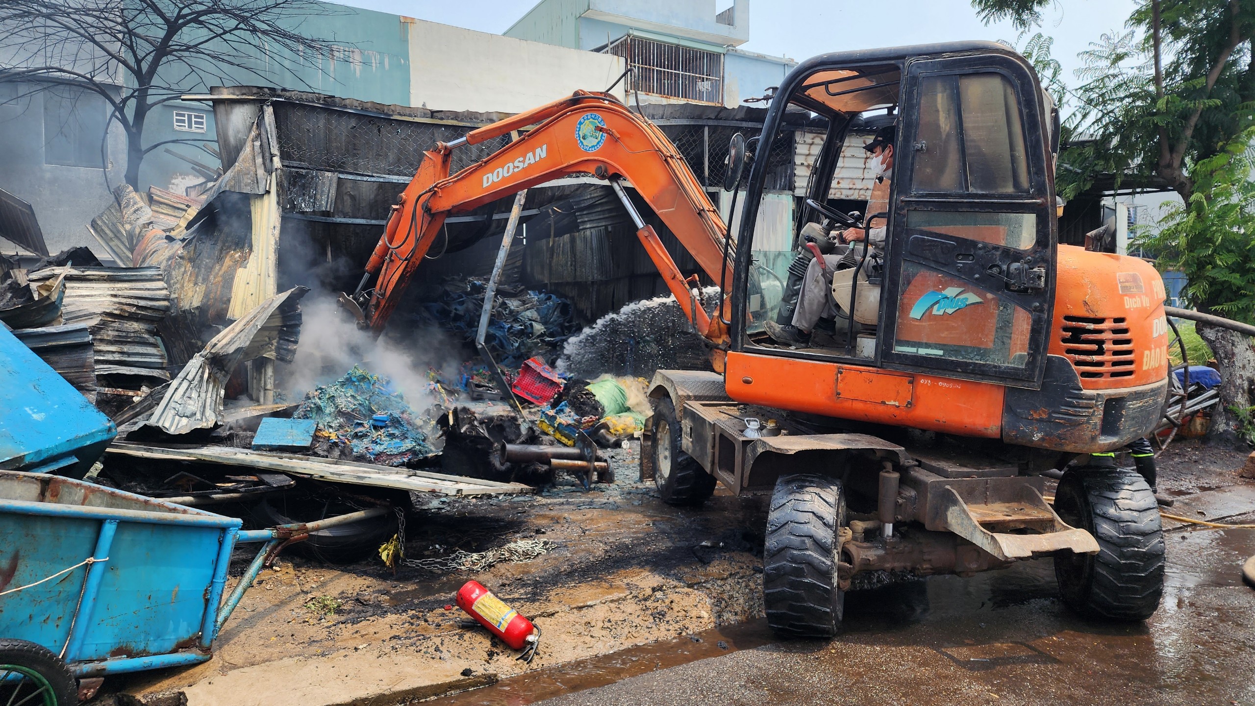 Đà Nẵng: Khu nhà kho đổ sập sau vụ cháy cạnh âu thuyền Thọ Quang