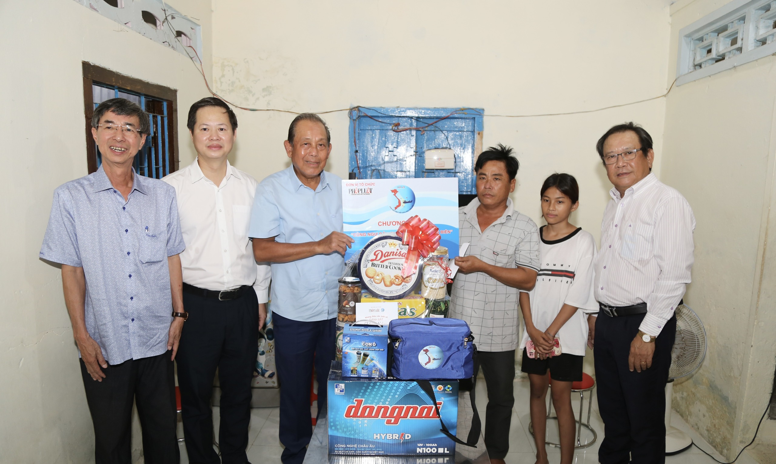 Nguyên Phó Thủ tướng Thường trực Trương Hòa Bình thăm và tặng quà ngư dân Bình Thuận