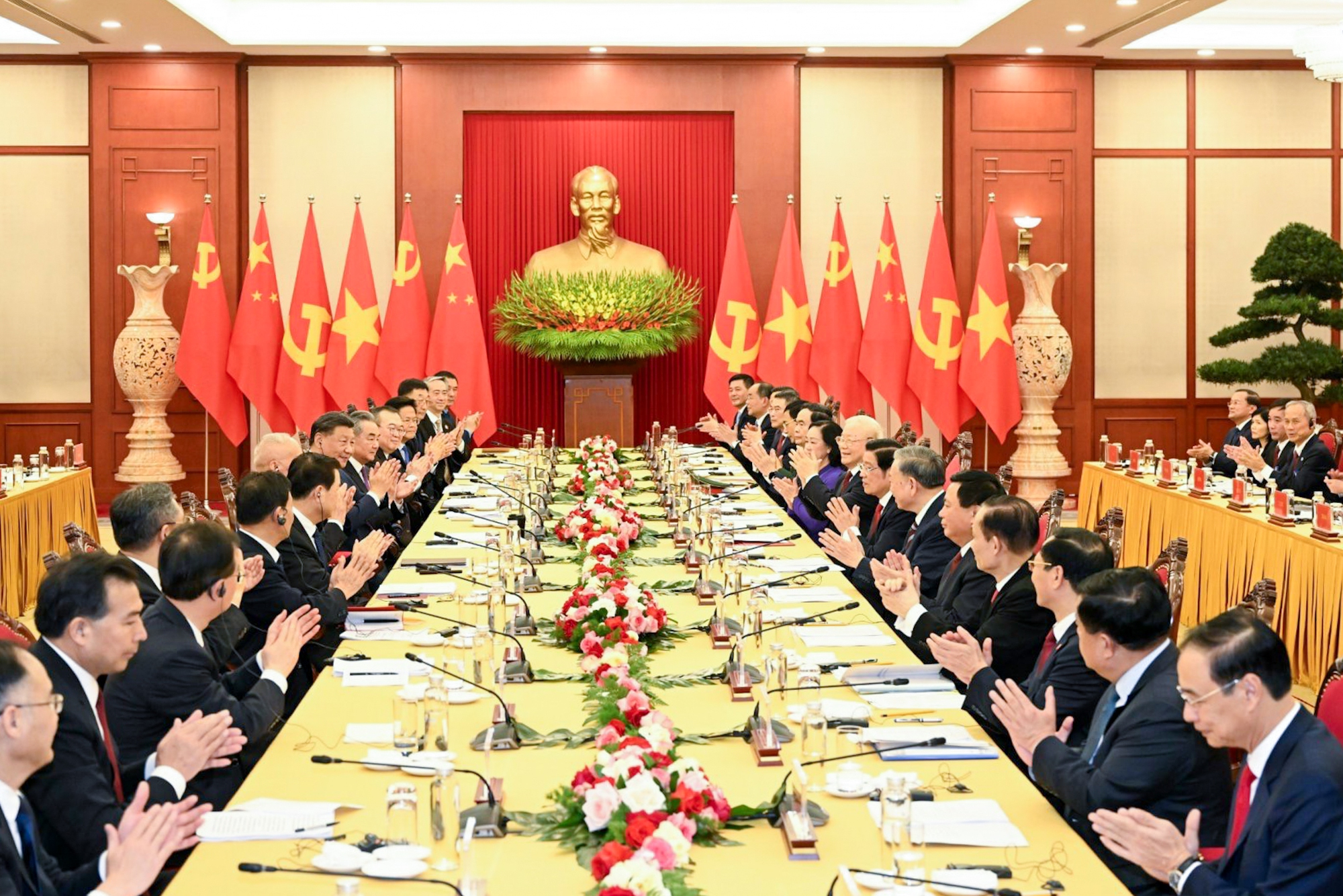 Toàn cảnh buổi hội đàm giữa Tổng Bí thư Nguyễn Phú Trọng và Tổng Bí thư, Chủ tịch nước Trung Quốc Tập Cận Bình vào chiều 12-12. Ảnh: VGP