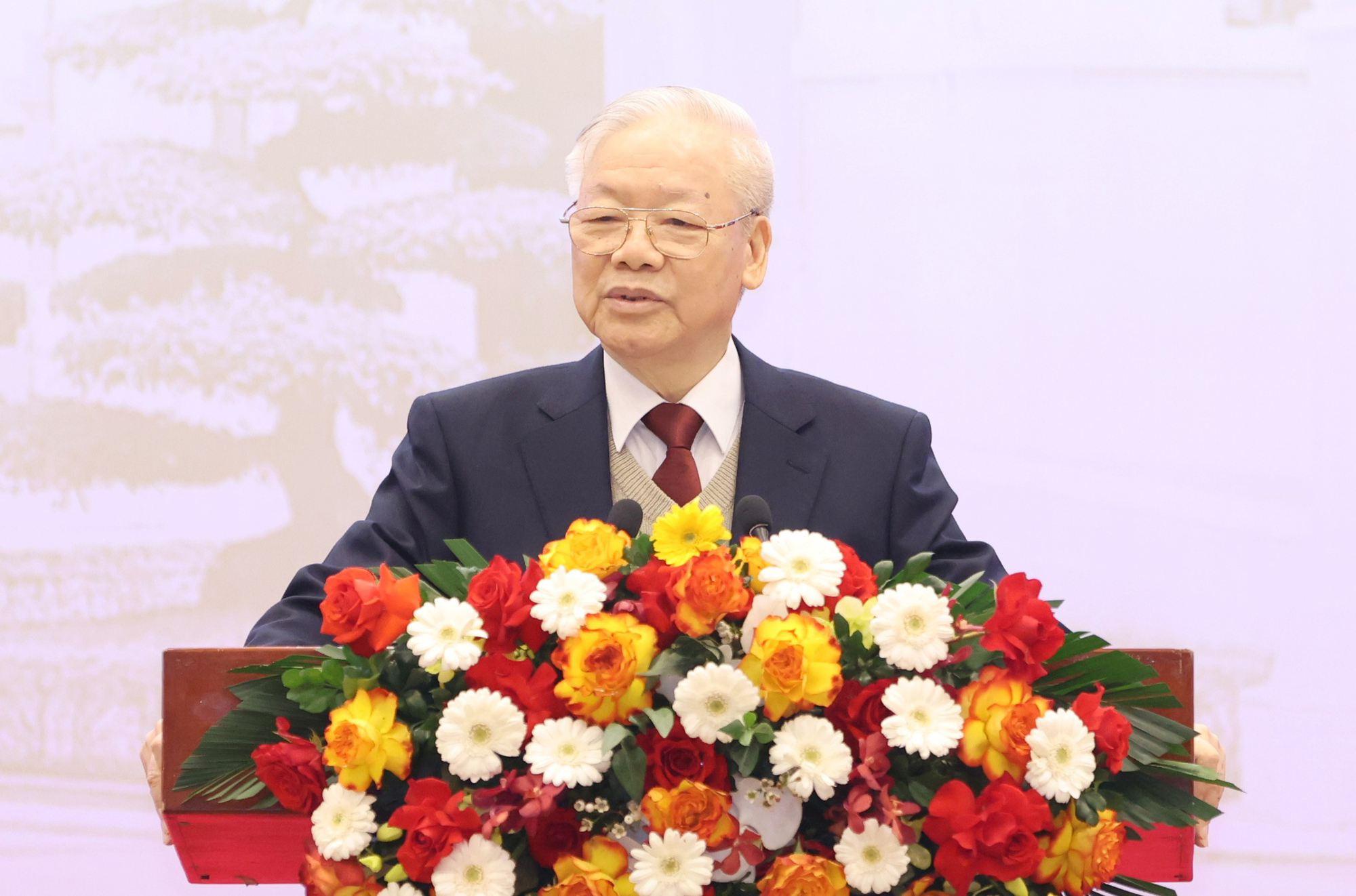 Tổng Bí thư Nguyễn Phú Trọng cùng các đại biểu tham quan trưng bày ảnh về ngoại giao Việt Nam.