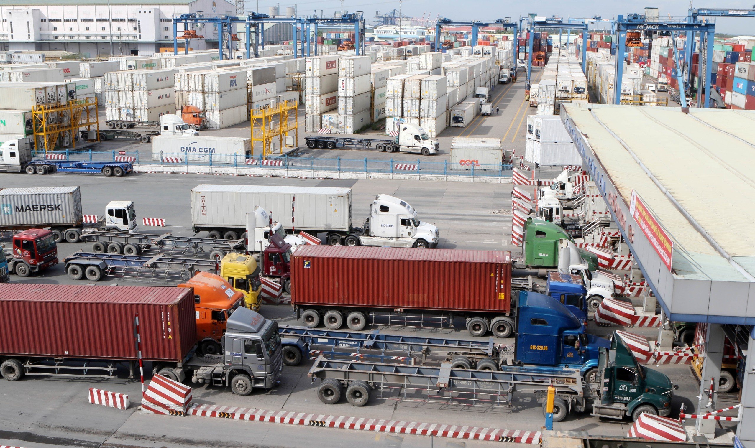 Hoạt động vận chuyển hàng hóa vào cảng Cát Lái, TP.HCM.