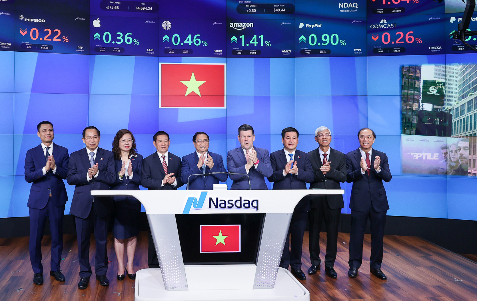 Thủ tướng Phạm Minh Chính, Bộ trưởng Bộ Tài chính Hồ Đức Phớc (thứ tư từ trái qua) cùng đoàn công tác Việt Nam tham dự khai mạc phiên giao dịch tại thị trường chứng khoán New York vào tháng 9-2023. Ảnh: NHẬT BẮC