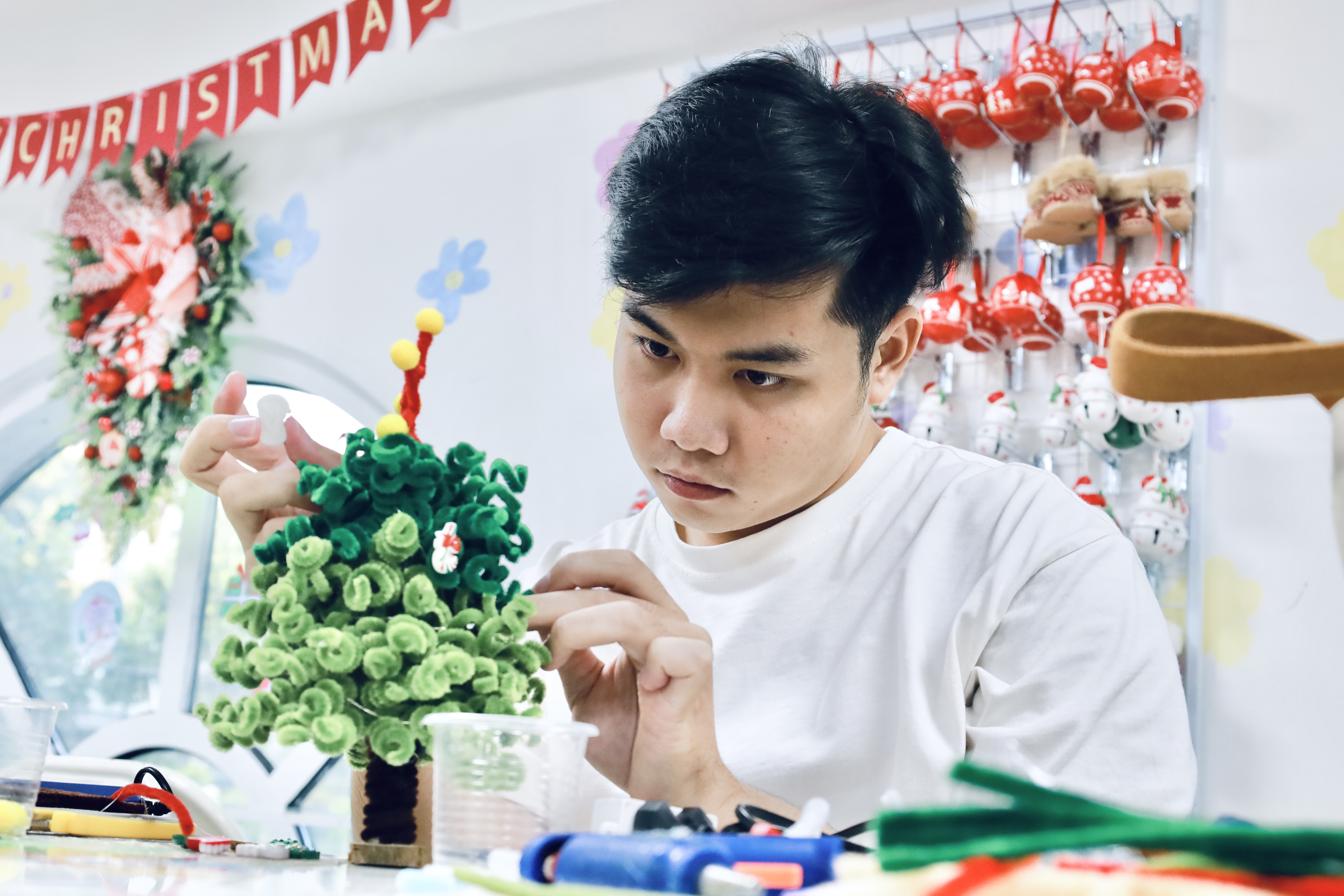 Gen Z đua nhau làm cây thông handmade 