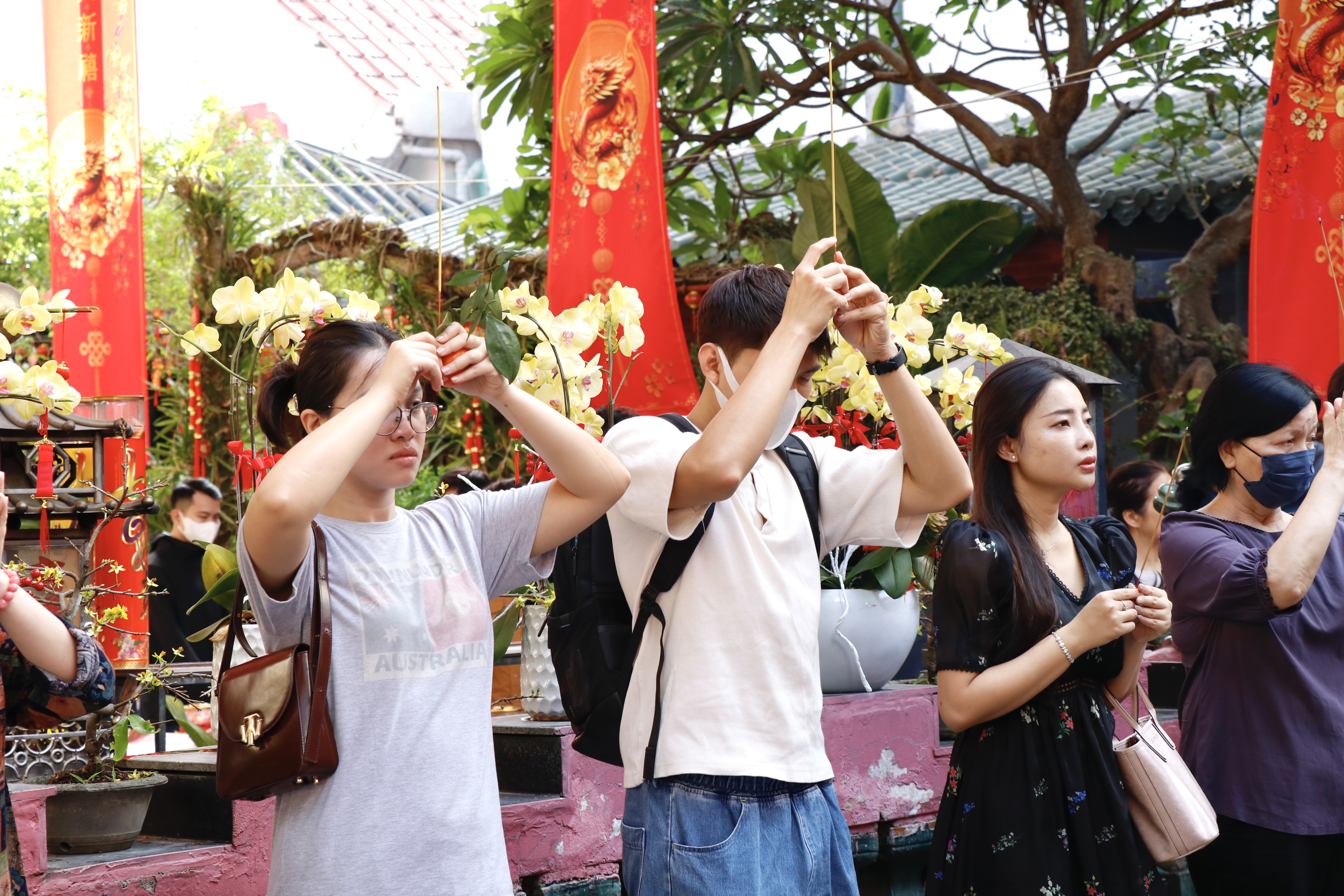 Giới trẻ rủ nhau đi chùa Ngọc Hoàng cầu duyên ngày Valentine
