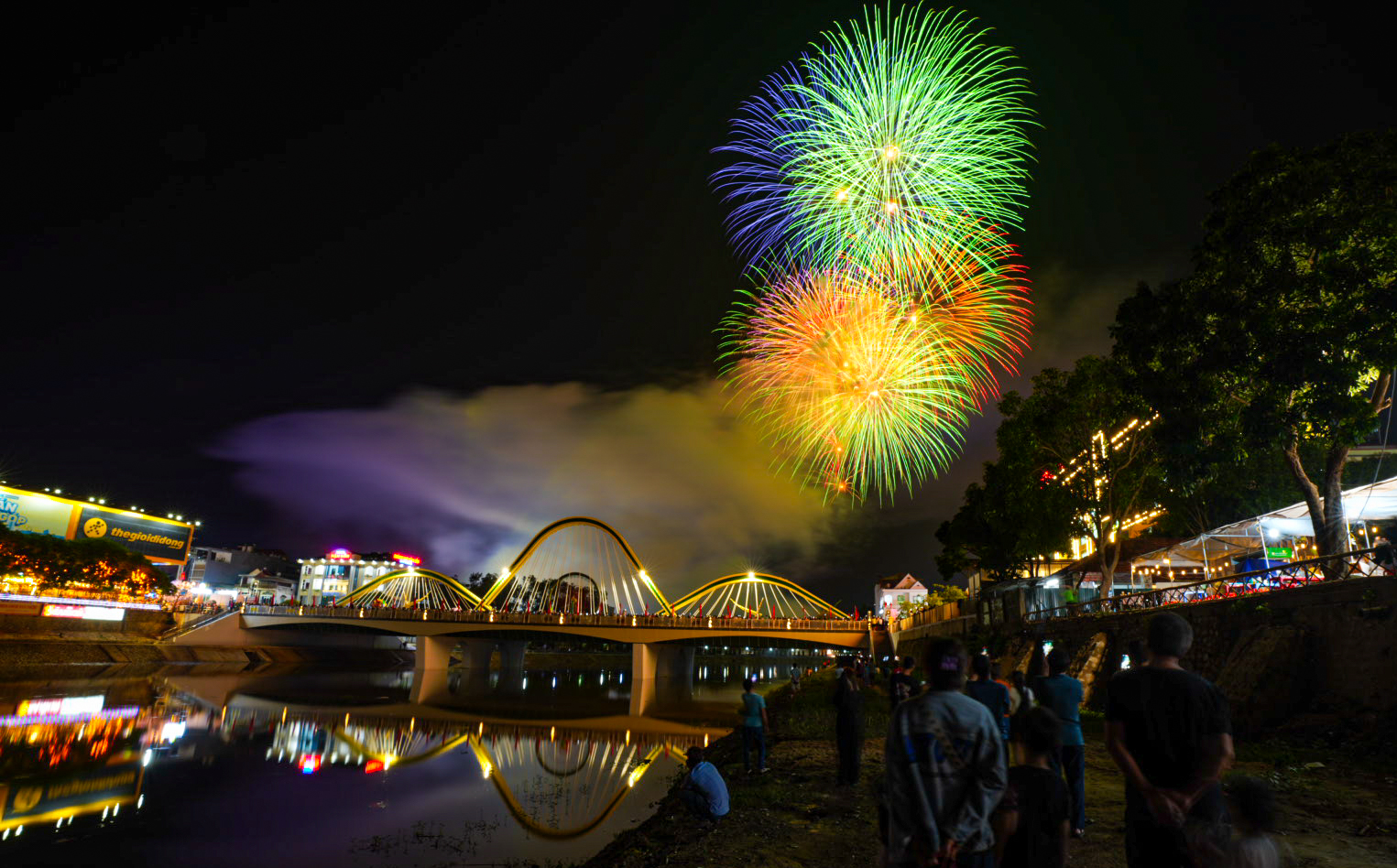 Pháo hoa rực sáng bầu trời Điện Biên trước ngày kỷ niệm chiến thắng Điện Biên Phủ