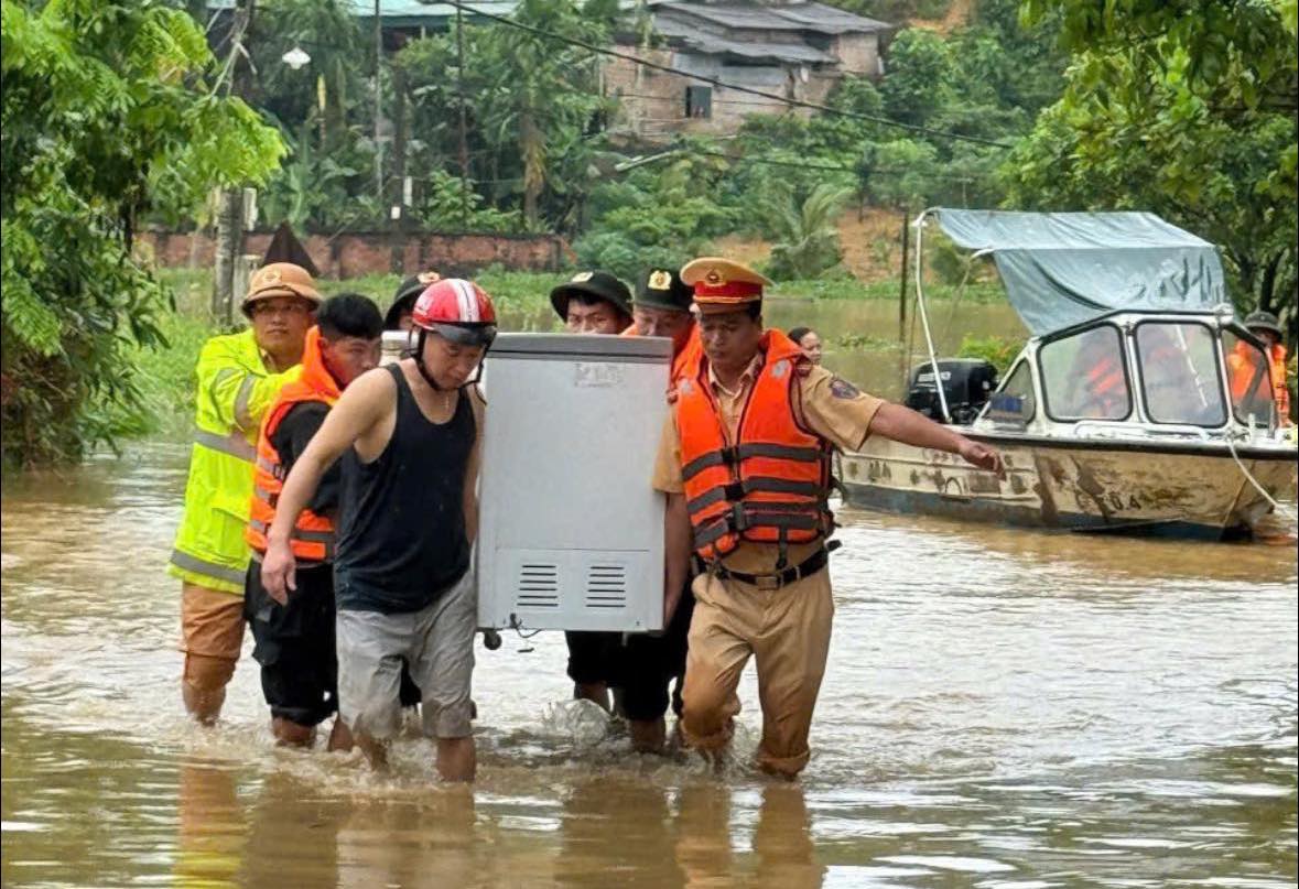 Phú Thọ huy động quân đội, công an hỗ trợ người dân tránh lũ