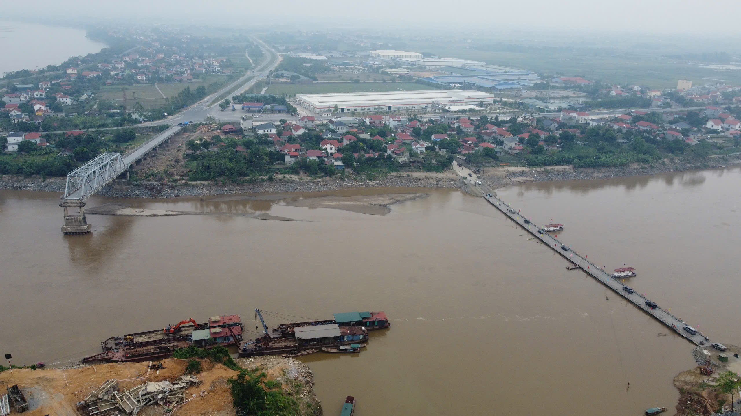 Hiện trạng cầu Phong Châu khi nước sông Hồng giảm 6 mét