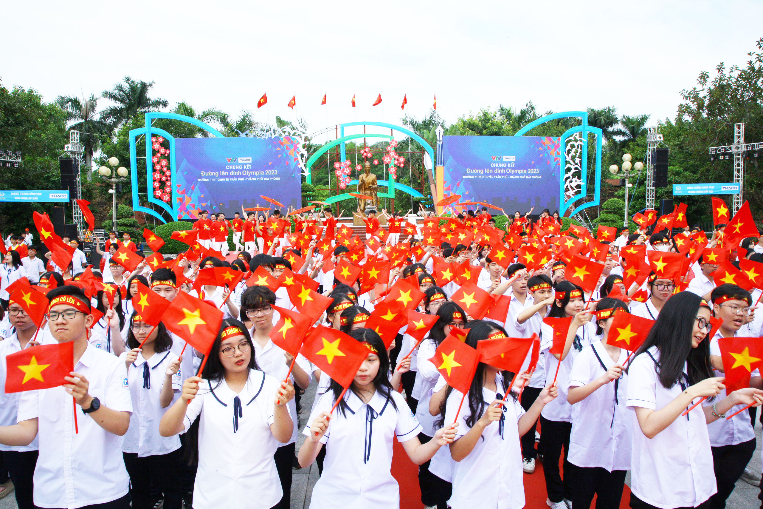 Hàng nghìn người đến cổ vũ cho Nguyễn Trọng Thành ở điểm cầu Olympia tại Hải Phòng 