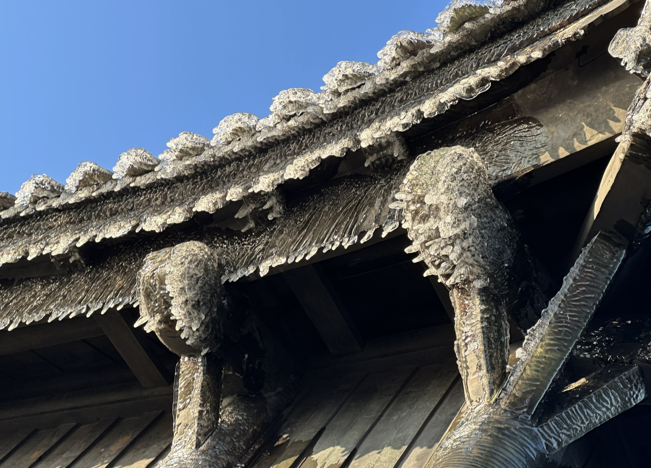 Sau 8 năm, băng giá xuất hiện nhiều trên chùa Đồng Yên Tử
