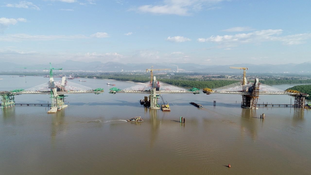 Công nhân làm việc xuyên Tết, sớm hoàn thành cầu Bến Rừng nối Hải Phòng - Quảng Ninh