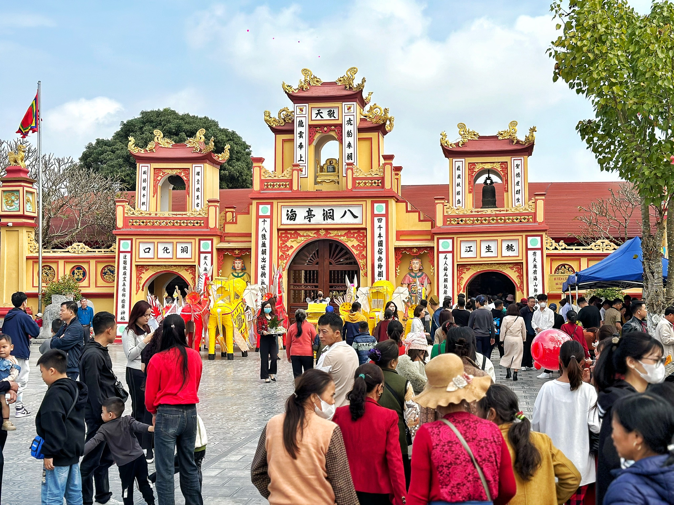 Thái Bình: Hàng vạn người chen chân đi lễ đền Đồng Bằng