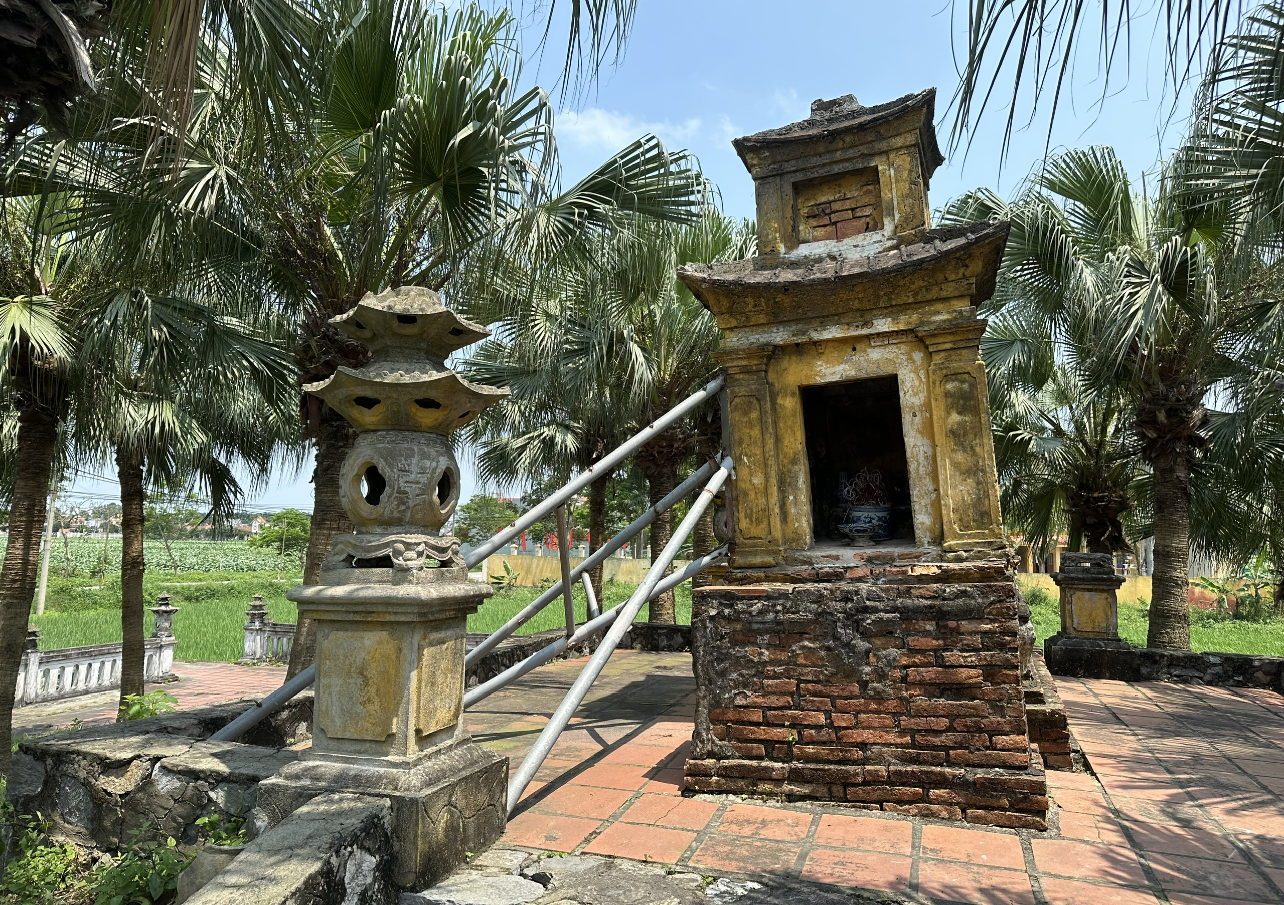 Tháp bút Kình Thiên trong Khu di tích Trạng Trình Nguyễn Bỉnh Khiêm có nguy cơ đổ