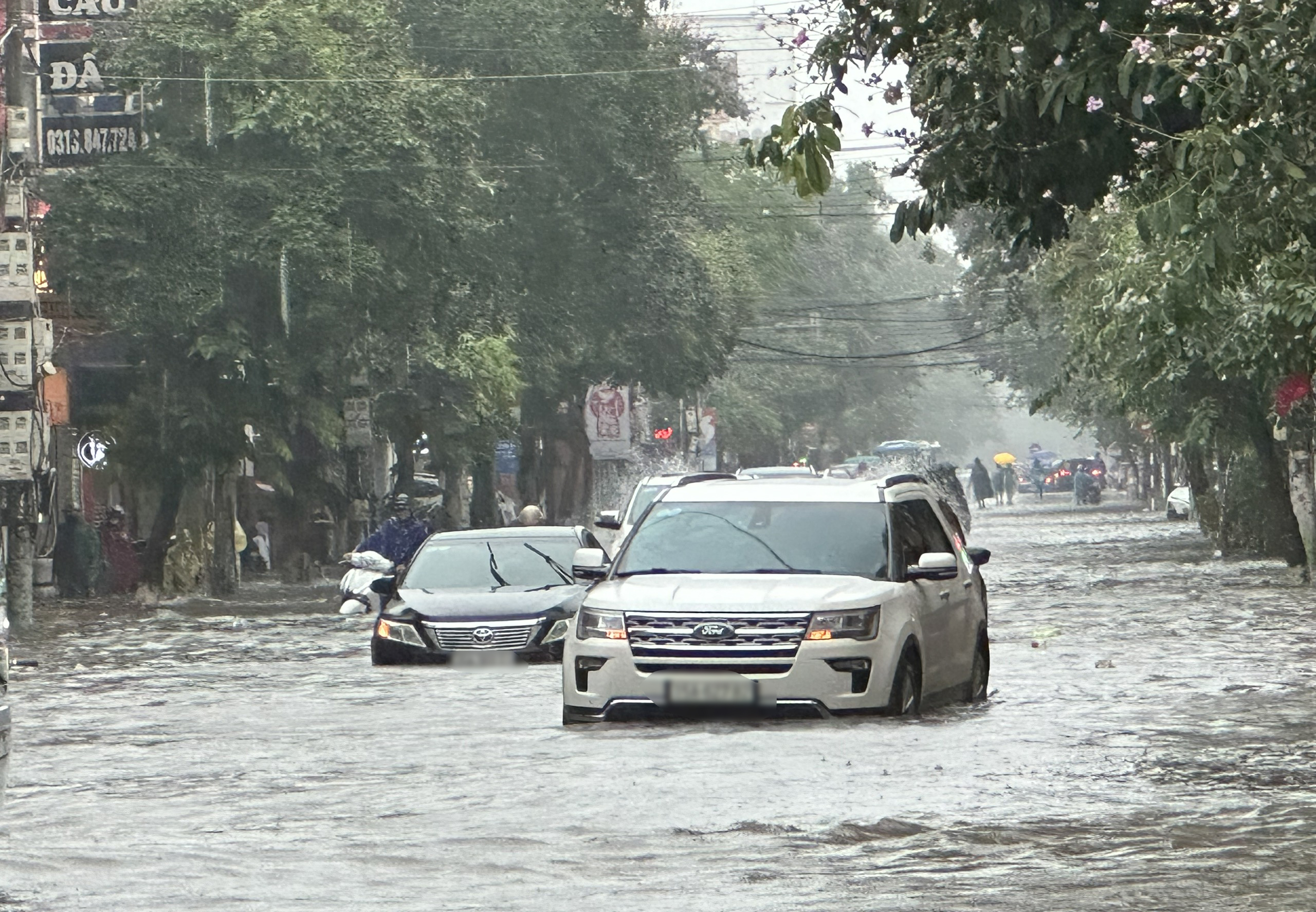 Mưa lớn kết hợp triều cường, nhiều nơi ở Hải Phòng, Quảng Ninh ‘phố hoá thành sông’