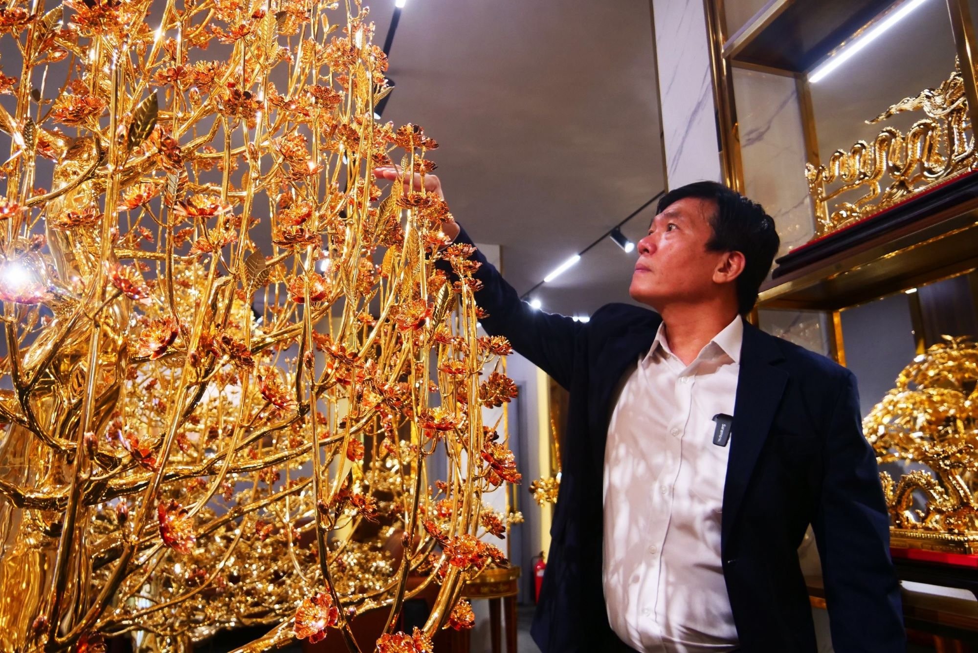Độc đáo cây đào mạ vàng giá 1,3 tỉ đồng, 20 thợ làm trong 6 tháng