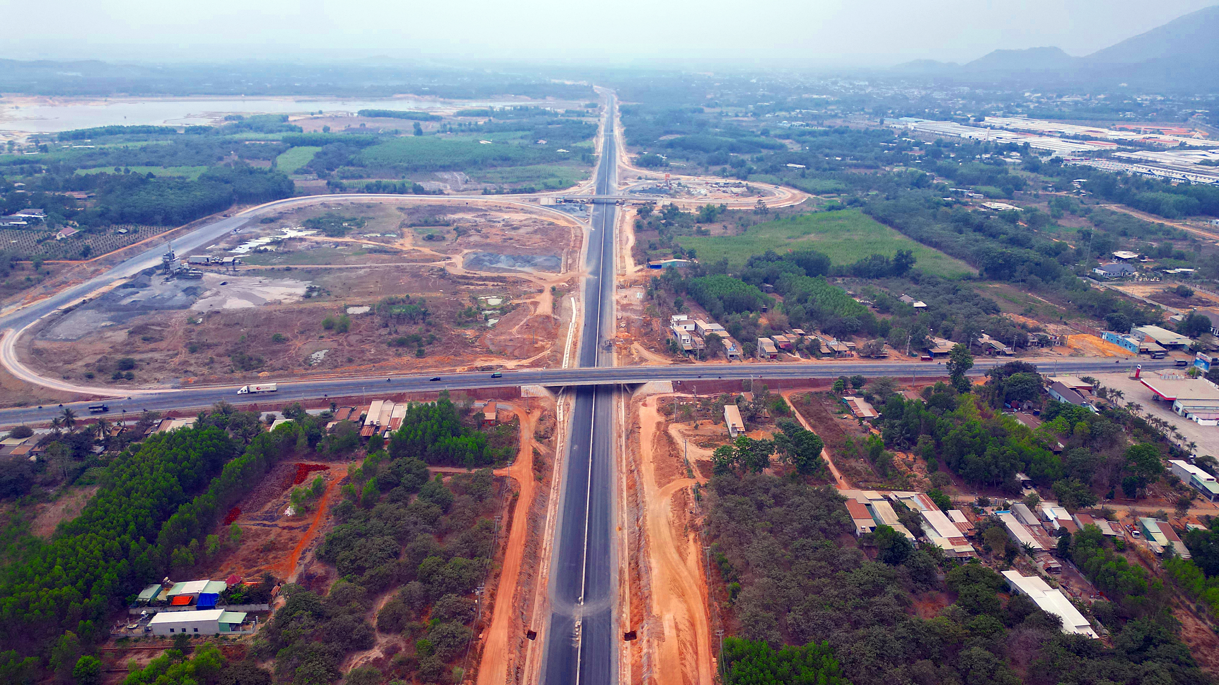 Thi công nước rút để kịp thông xe cao tốc Phan Thiết-Dầu Giây ngày 30-4