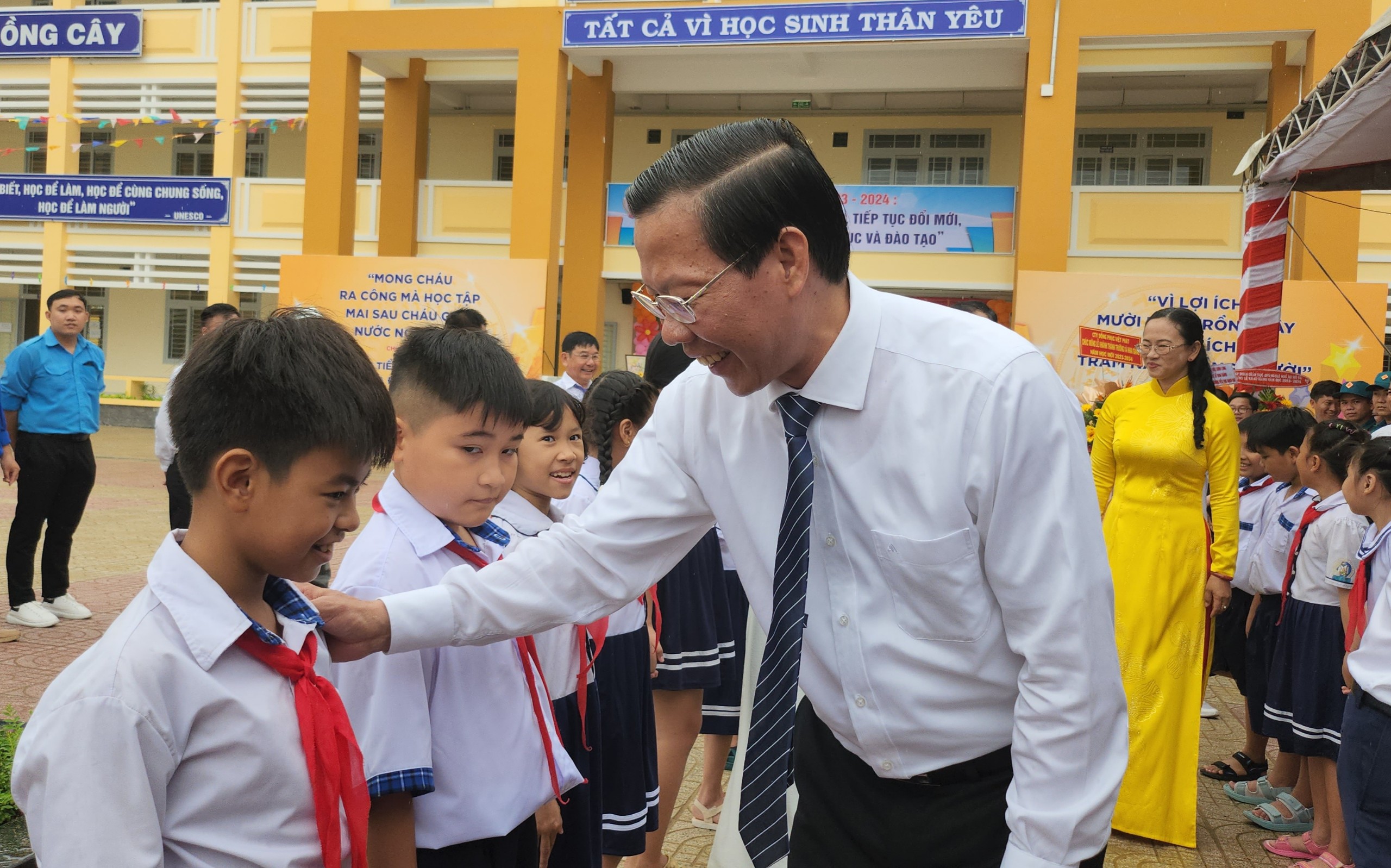 Chủ tịch Phan Văn Mãi dự khai giảng ở ngôi trường mới