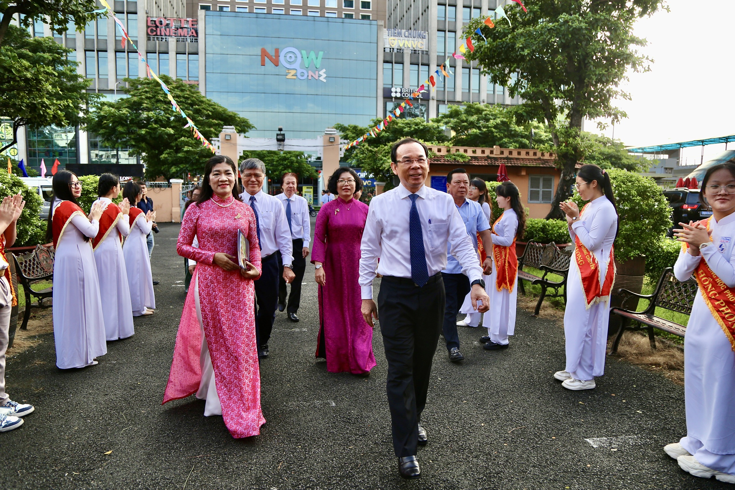 Bí thư Nguyễn Văn Nên dự khai giảng năm học mới tại trường chuyên