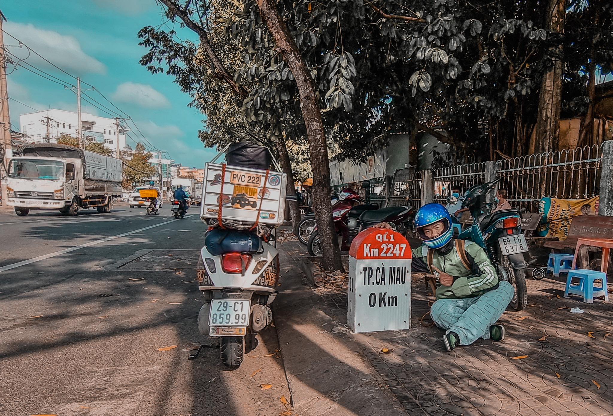 Phượt thủ xuyên Việt bằng xe máy và câu chuyện ý nghĩa đằng sau