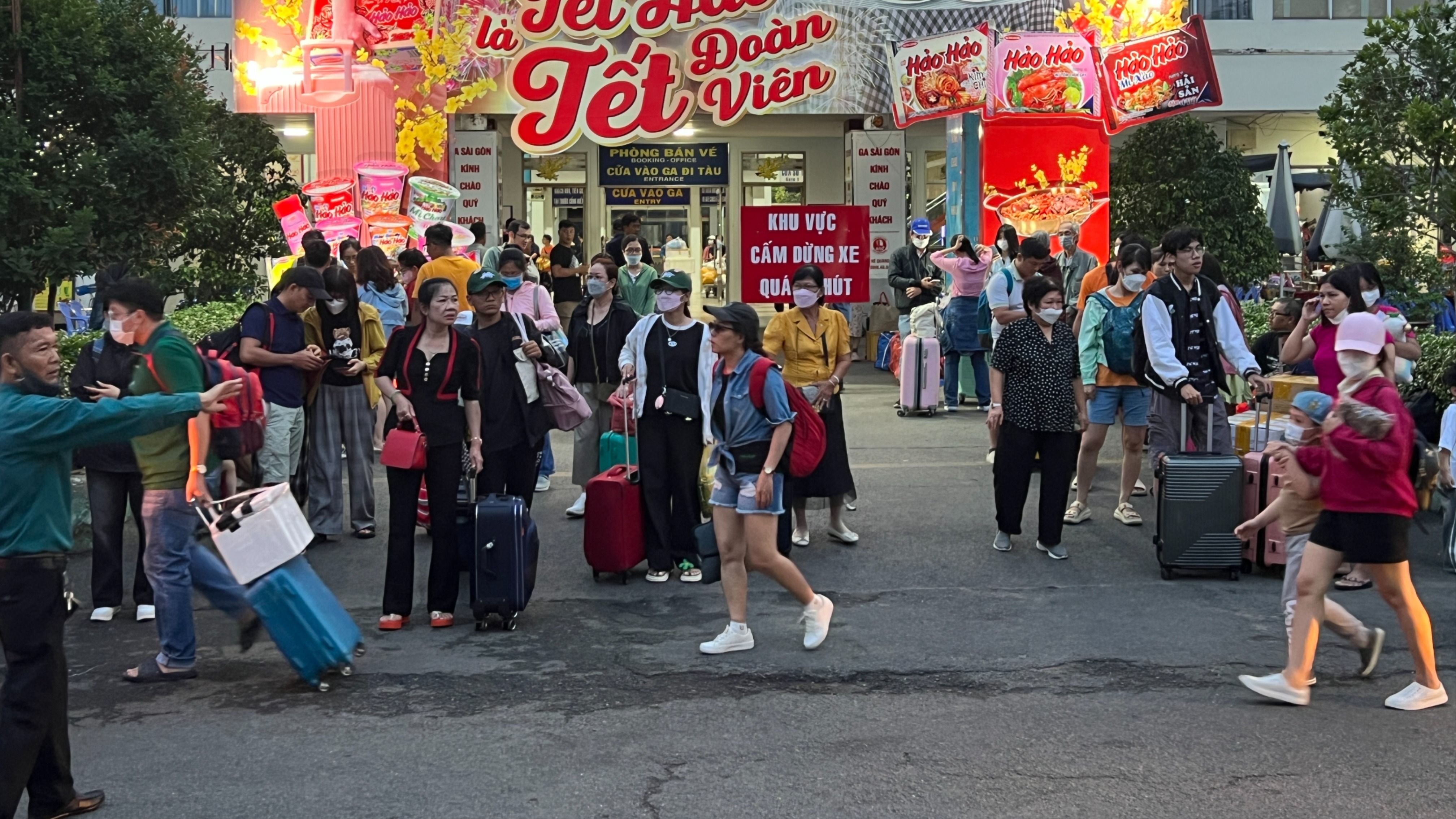 Gần 6.000 hành khách xông đất Ga Sài Gòn