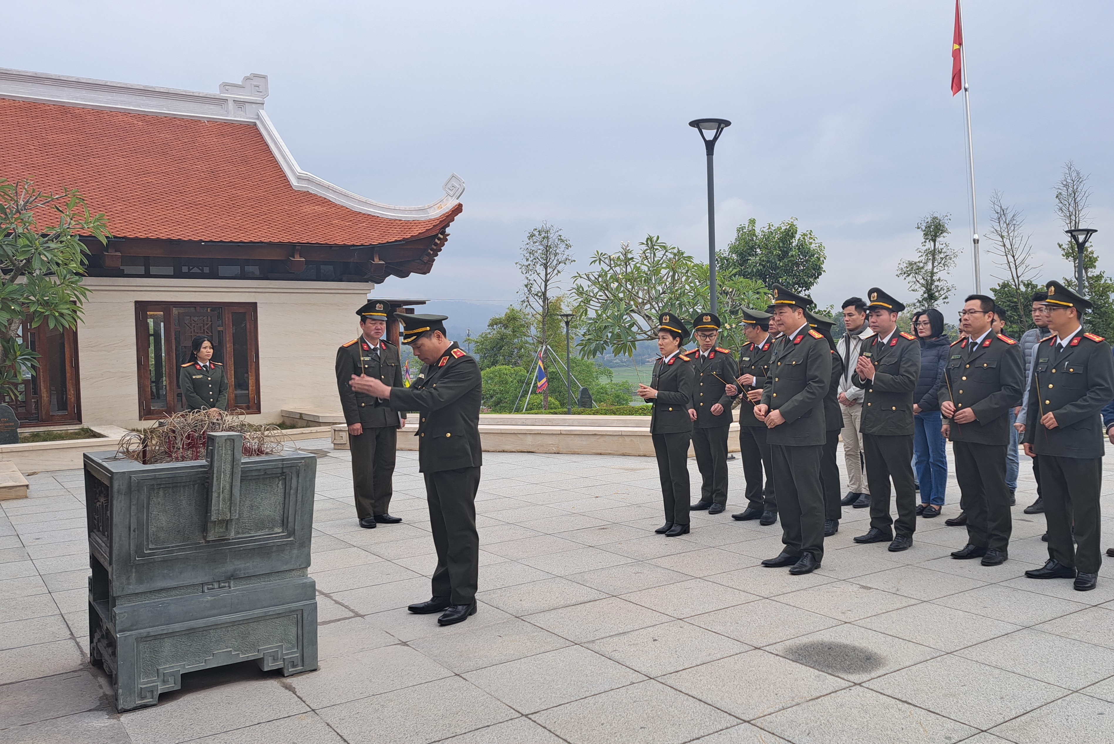Đoàn công tác X04 dâng hương Đền thờ liệt sỹ tại Chiến trường Điện Biên Phủ