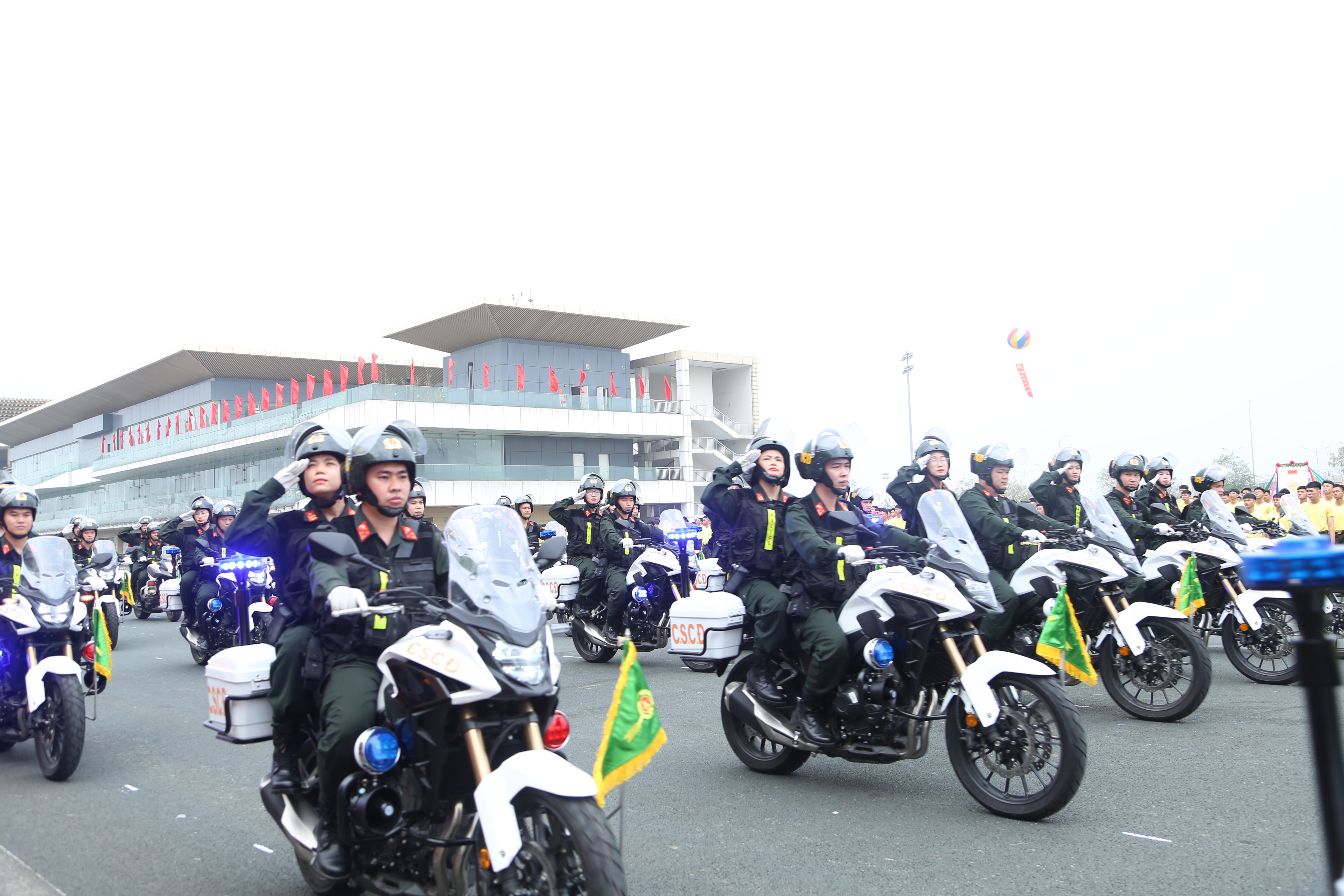Cảnh sát cơ động diễu binh kỷ niệm 50 năm truyền thống vẻ vang của ngành