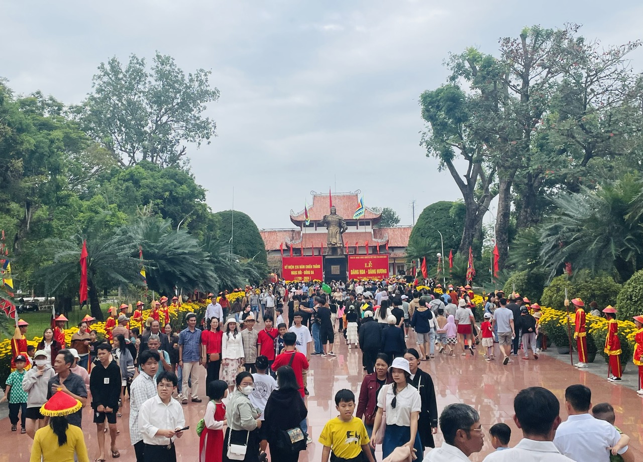 Dòng người đổ về Bảo tàng Quang Trung trong lễ kỷ niệm 235 năm chiến thắng Ngọc Hồi-Đống Đa