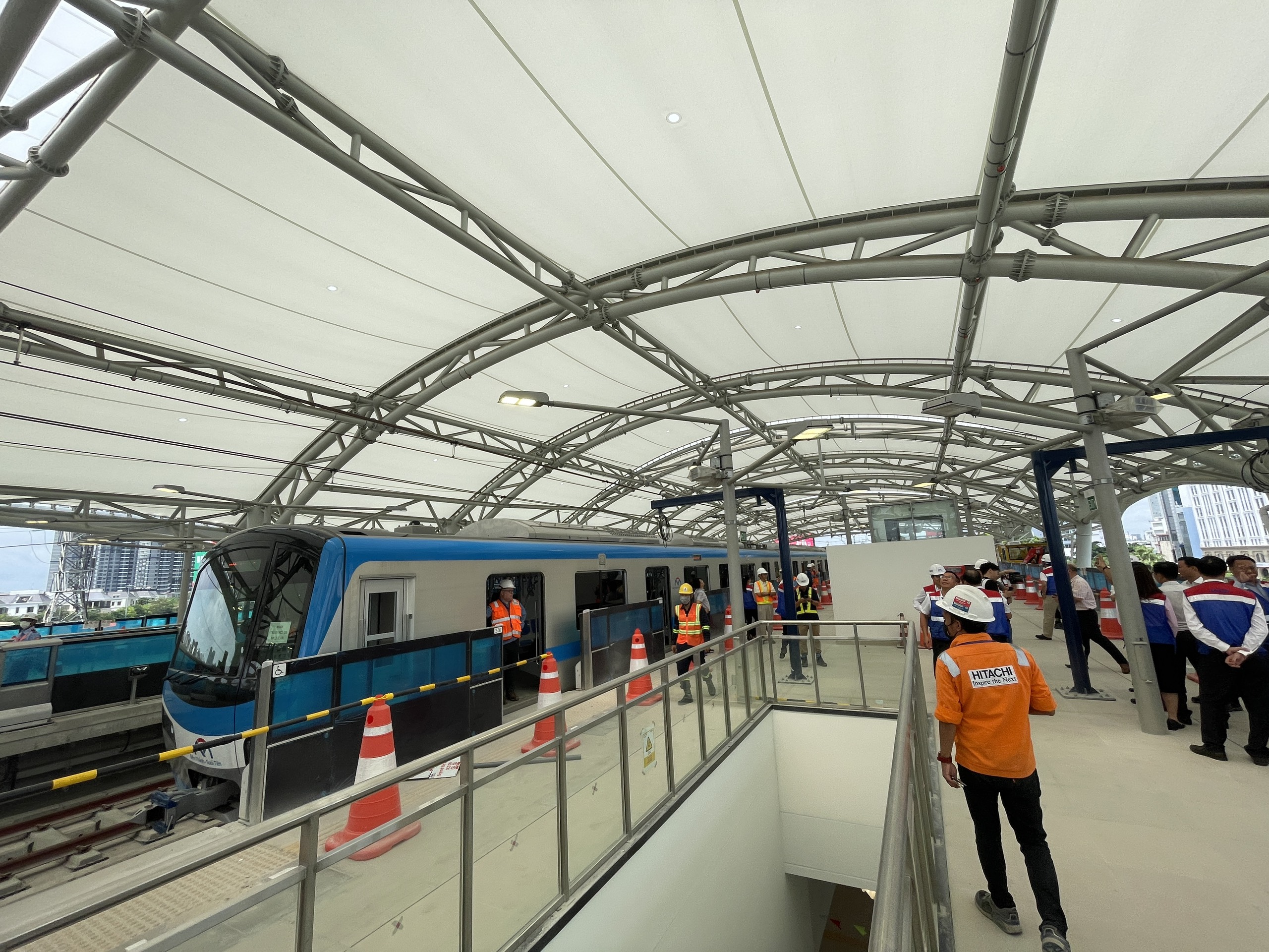 Đang chạy thử tàu metro số 1 từ ga trung tâm Bến Thành về ga Suối Tiên