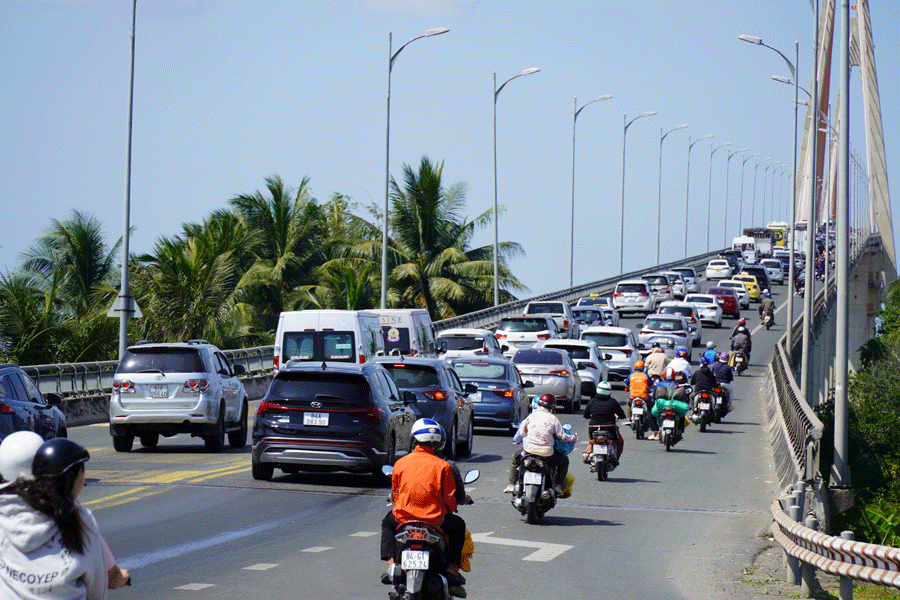 On the second day of Tet, traffic jams lasted for a long time. Traffic police continuously regulated one-way traffic across Rach Mieu bridge