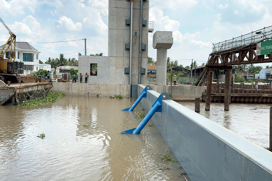 Độ mặn sông Tiền tăng đột ngột, đóng khẩn cấp cống ngăn mặn lớn thứ 2 ở ĐBSCL