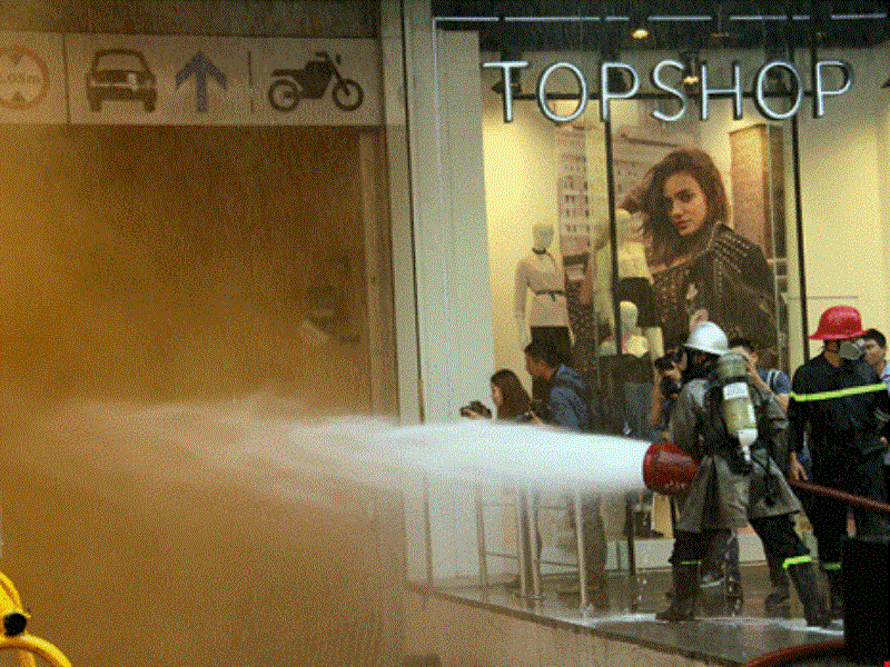 Hàng ngàn người tham gia dập lửa tại tòa nhà Bitexco