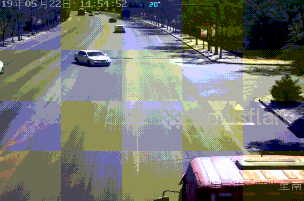 Video: Tài xế xe tải bẻ lái xuất thần tránh ô tô