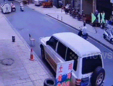 Nổ khí làm bay cánh cửa, quật ngã người đi đường