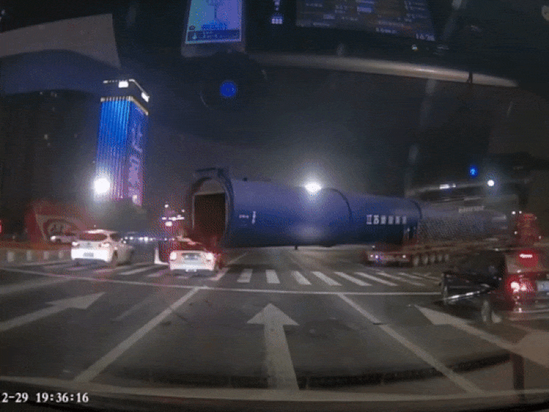 Ô tô vướng vào xe tải đi trước rồi bị kéo lê