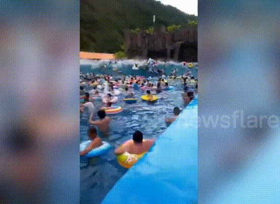 'Sóng thần' xuất hiện ở công viên nước, 44 người bị thương