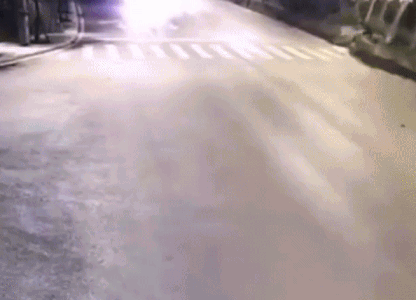 Xe tải thoát nạn trong vụ lở đất kinh hoàng