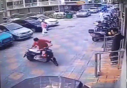 Bị bắt vì ném dao ra cửa sổ, vô tình rơi trúng siêu xe ảnh 5 Tranh chỗ để xe, tài xế ô tô húc văng người lái xe máy