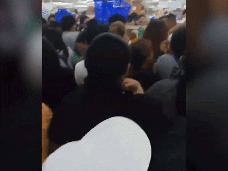 Hỗn loạn dân Philippines tranh nhau mua nước rửa tay khô