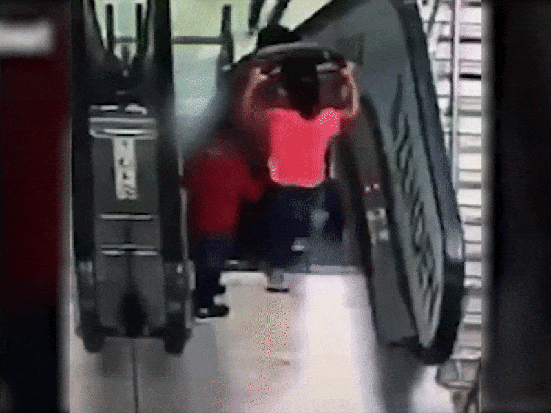 2 đứa trẻ bị thương nặng khi đẩy xe nôi xuống thang cuốn