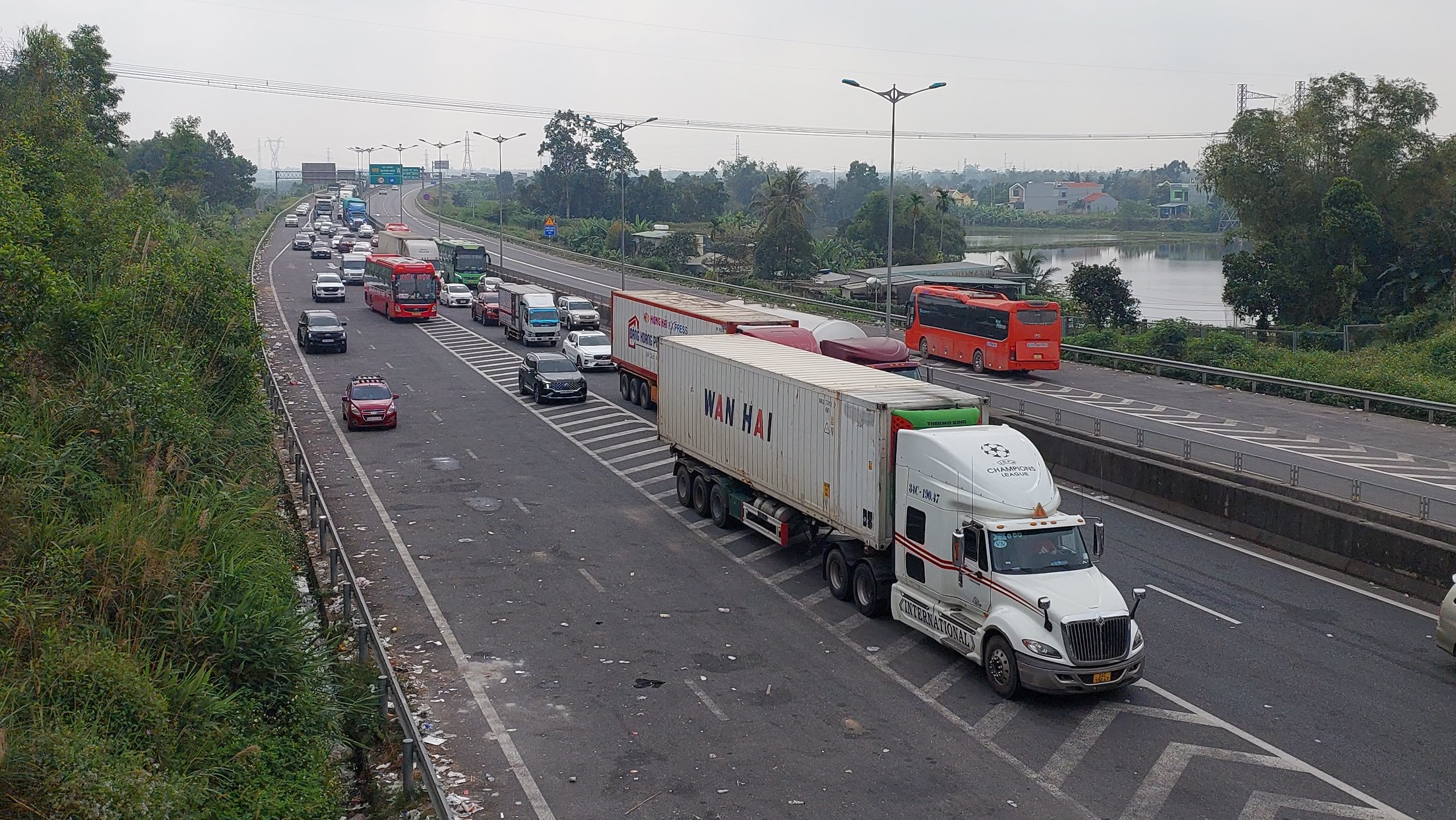 Ô tô nối đuôi nhau về quê, lối ra cao tốc Đà Nẵng - Quảng Ngãi ùn ứ