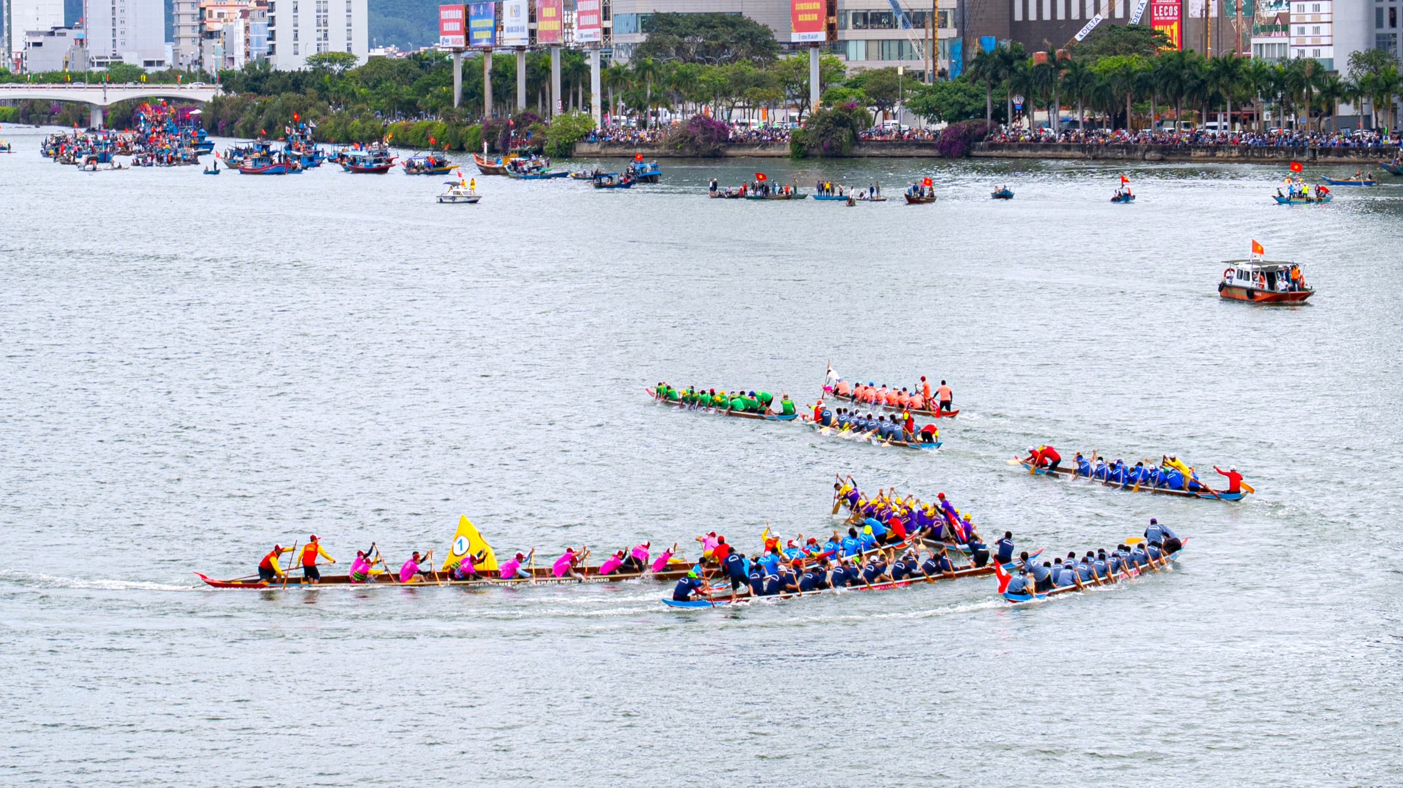 Cận cảnh gần 500 vận động viên đua thuyền truyền thống trên sông Hàn