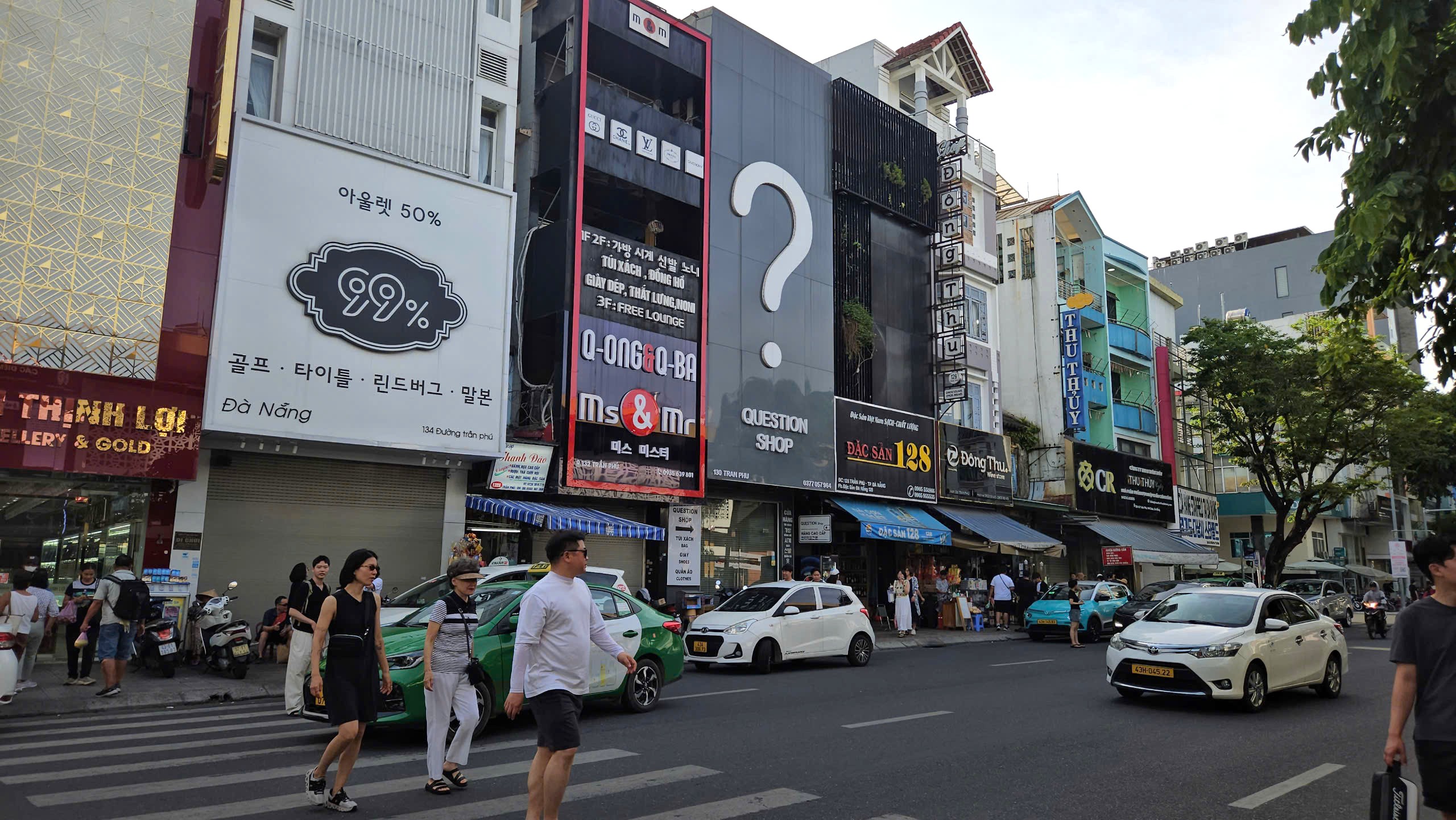 Loạt cửa hàng ở Đà Nẵng ‘cửa đóng then cài’ trước đợt truy quét hàng giả