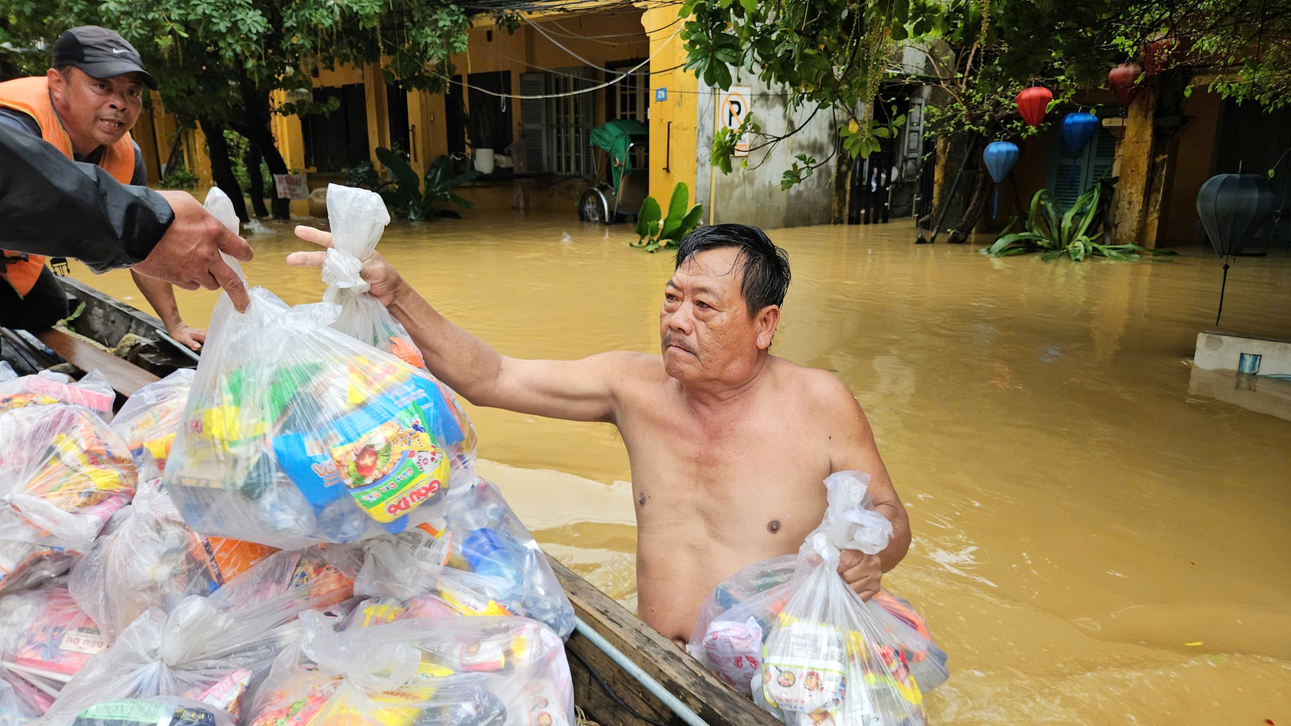 Những người vượt lũ dữ đưa hàng cứu trợ đến người dân bị cô lập 