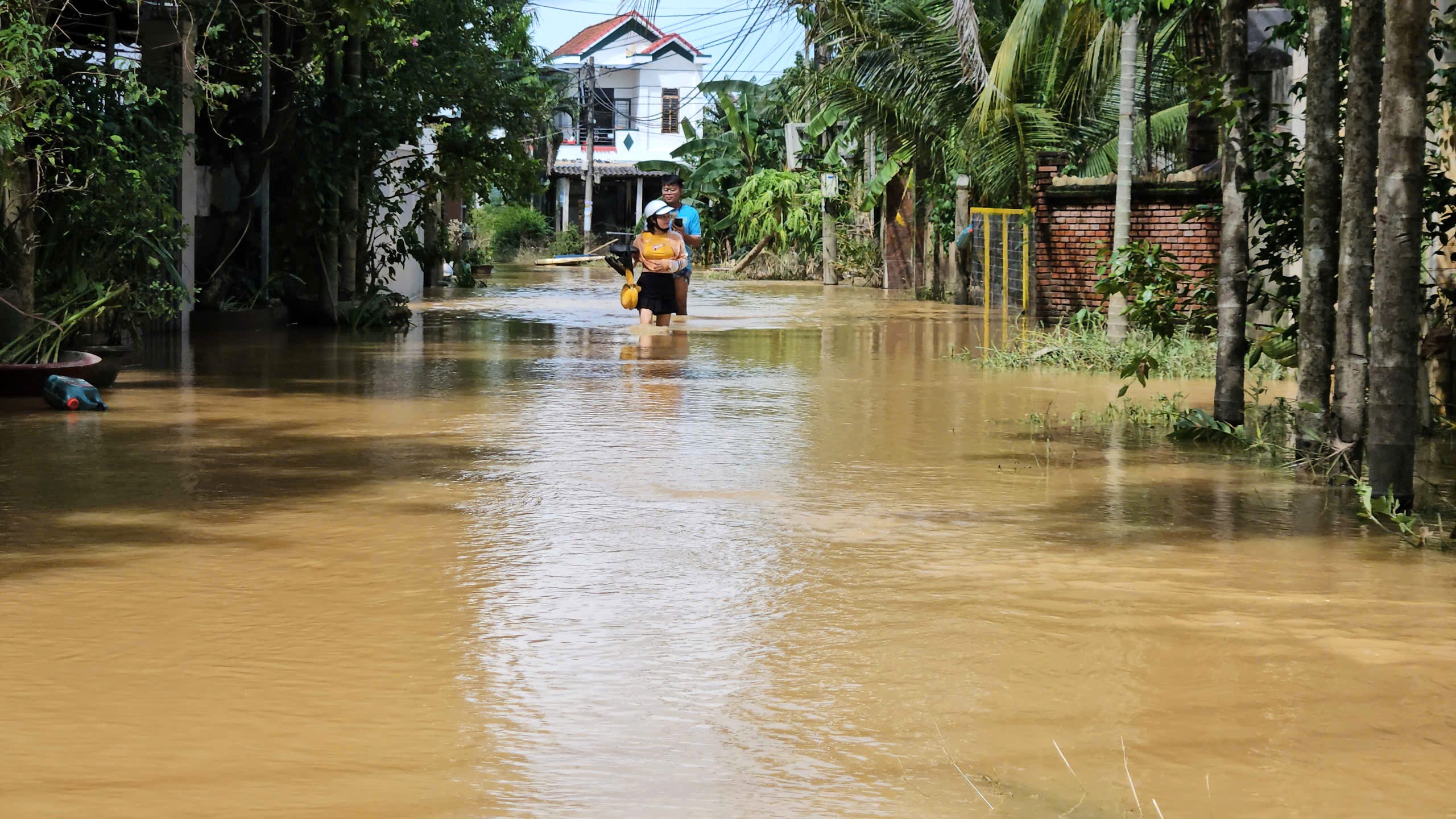 Lũ cuồn cuộn đổ xuống vùng ven Đà Nẵng, gây ngập nhiều tuyến giao thông