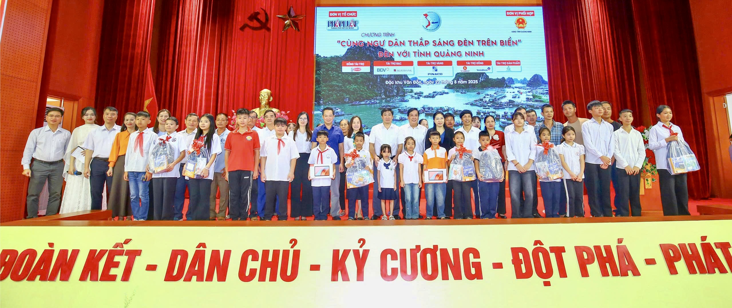 'Cùng ngư dân thắp sáng đèn trên biển' tiếp sức để bà con Quảng Ninh yên tâm vươn khơi, bám biển