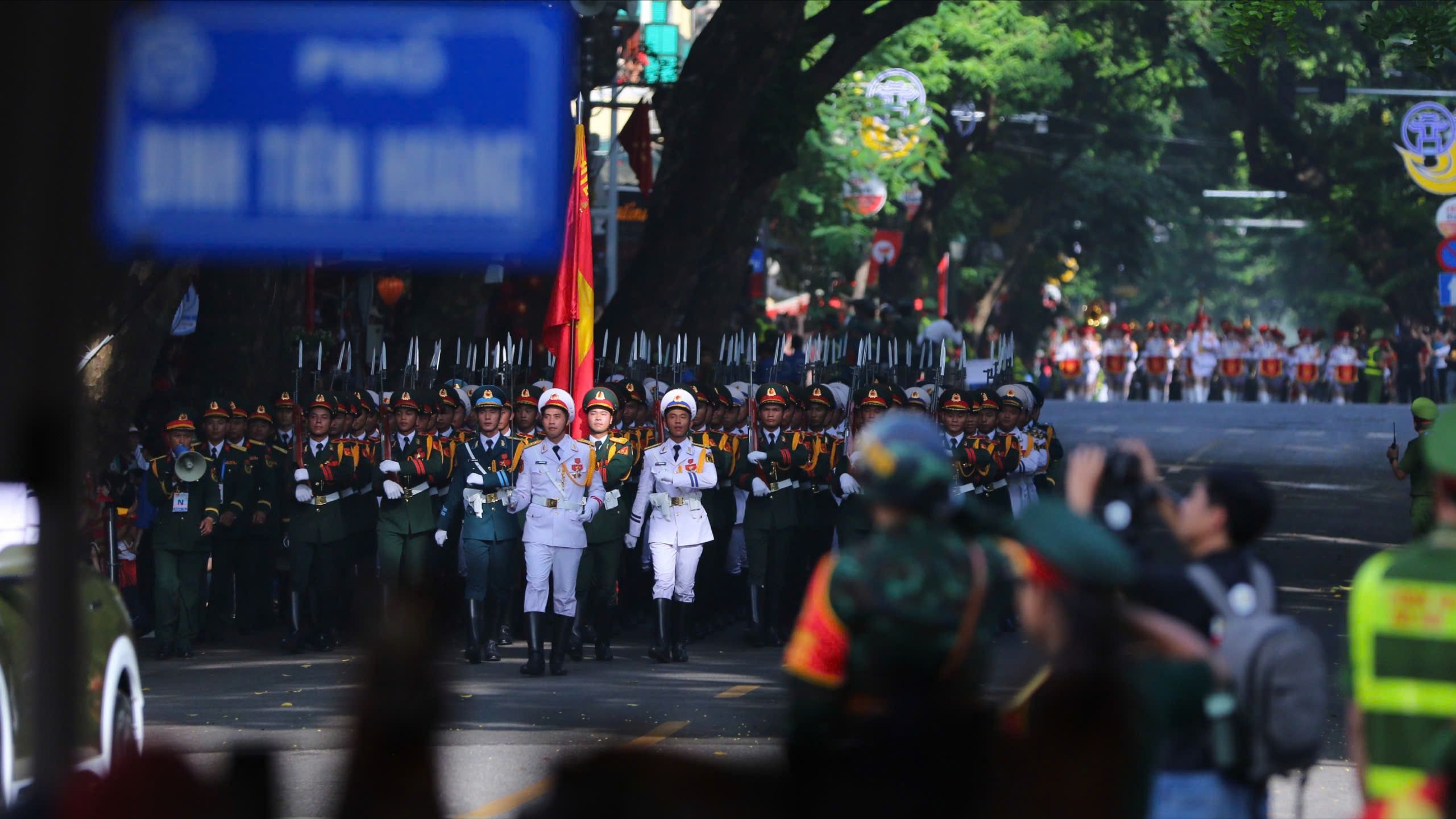 Người dân vỡ oà hò reo khi các khối diễu binh đi qua