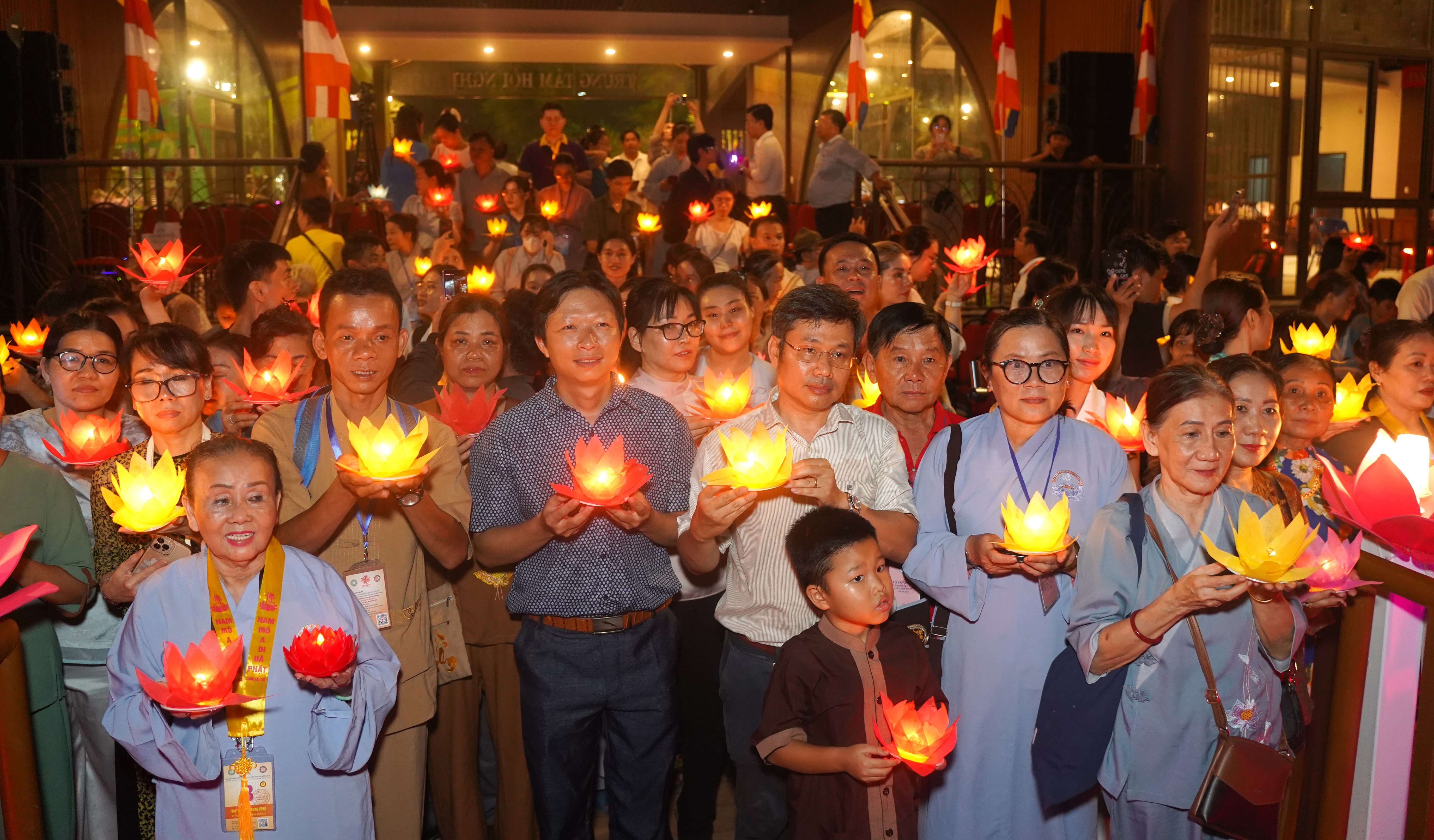 Hàng ngàn Phật tử thả hoa đăng cầu nguyện hòa bình tại Đại lễ Vesak 2025