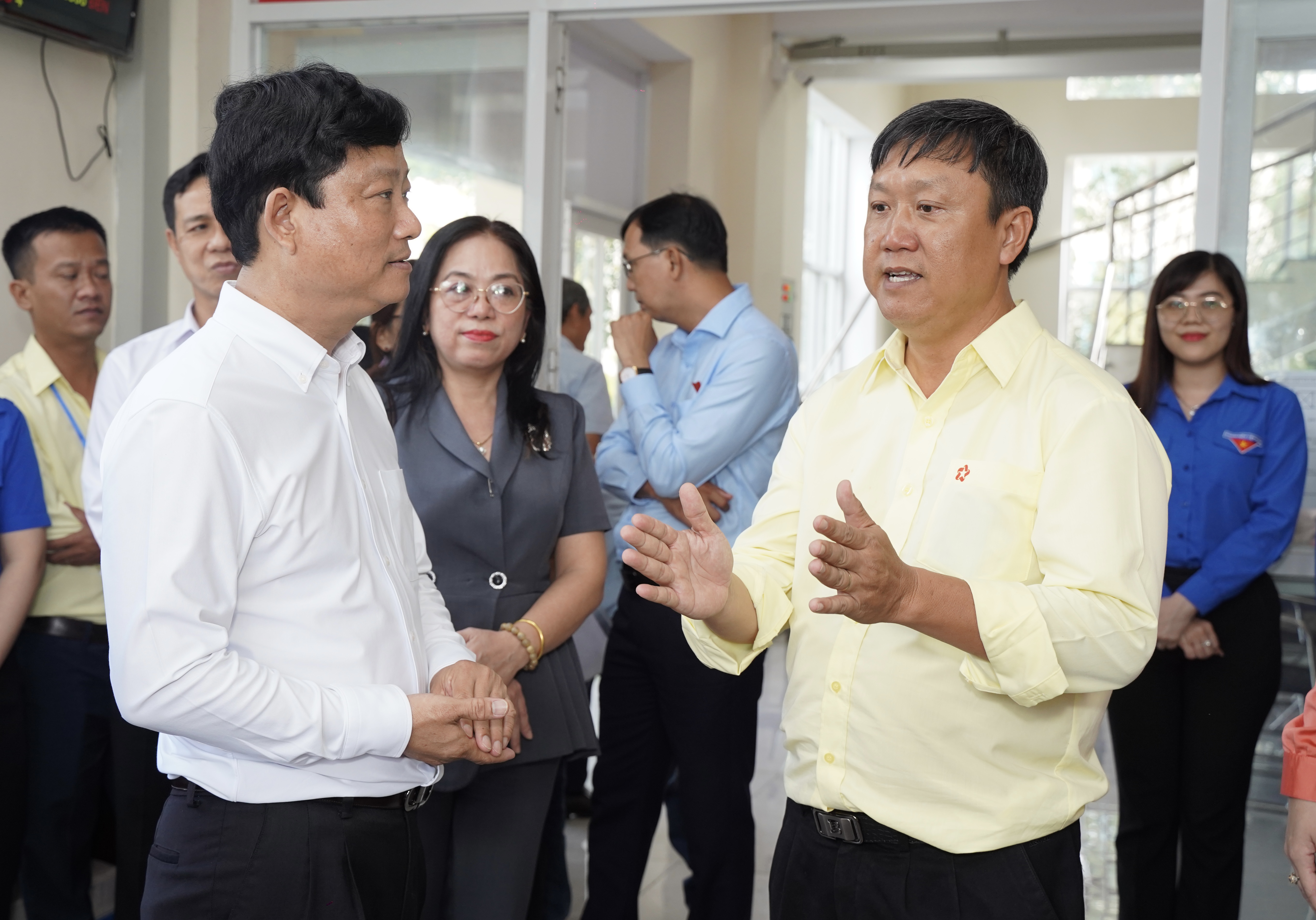 Chùm ảnh: Chủ tịch HĐND TP.HCM Võ Văn Minh khảo sát công tác phục vụ người dân tại xã, phường